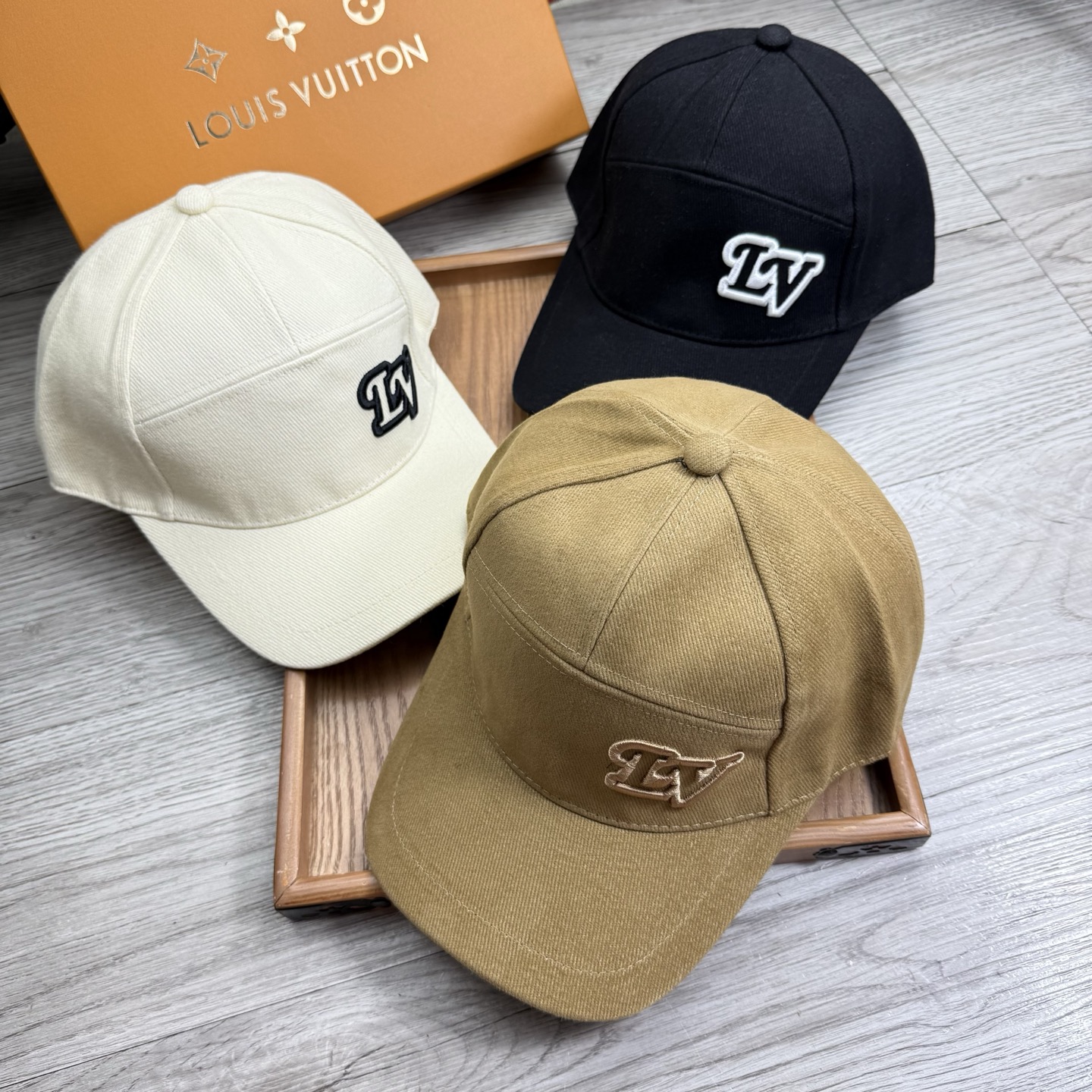 。L家。【配防尘袋】新品棒球帽！材质：纯棉！透气性好！春天挡风，夏天防晒必备单品！颜色大气！款式新颖别致
