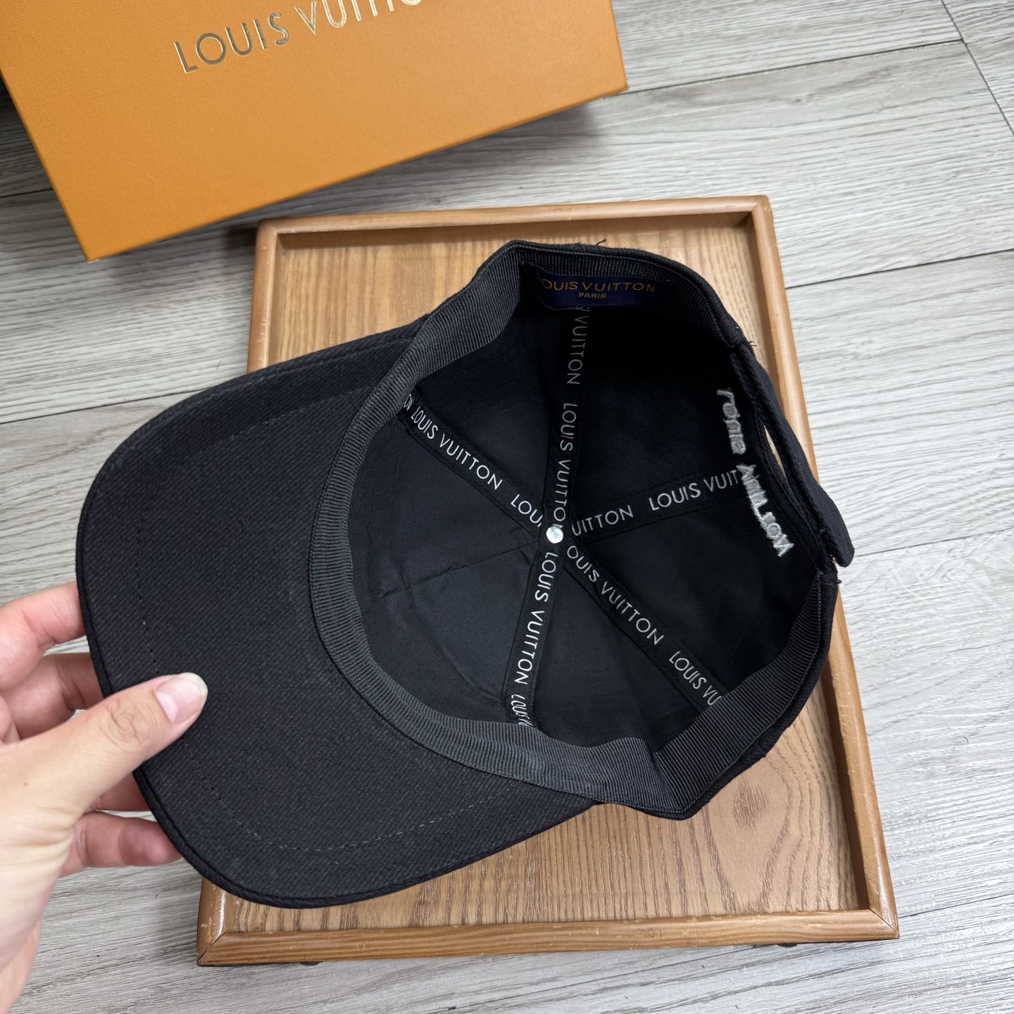 。L家。【配防尘袋】新品棒球帽！材质：纯棉！透气性好！春天挡风，夏天防晒必备单品！颜色大气！款式新颖别致