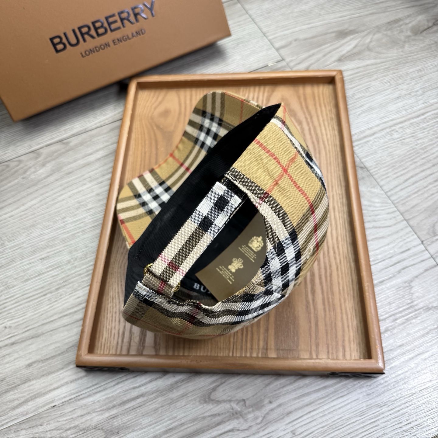 。B家。【配防尘袋】新品棒球帽！材质：纯棉！透气性好！春天挡风，夏天防晒必备单品！颜色大气！款式新颖别致