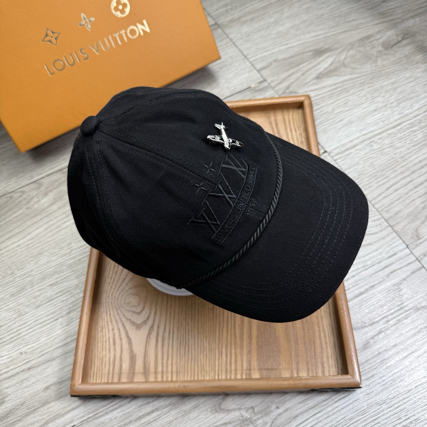 。L家。【配防尘袋】新品棒球帽！材质：纯棉！透气性好！春天挡风，夏天防晒必备单品！颜色大气！款式新颖别致