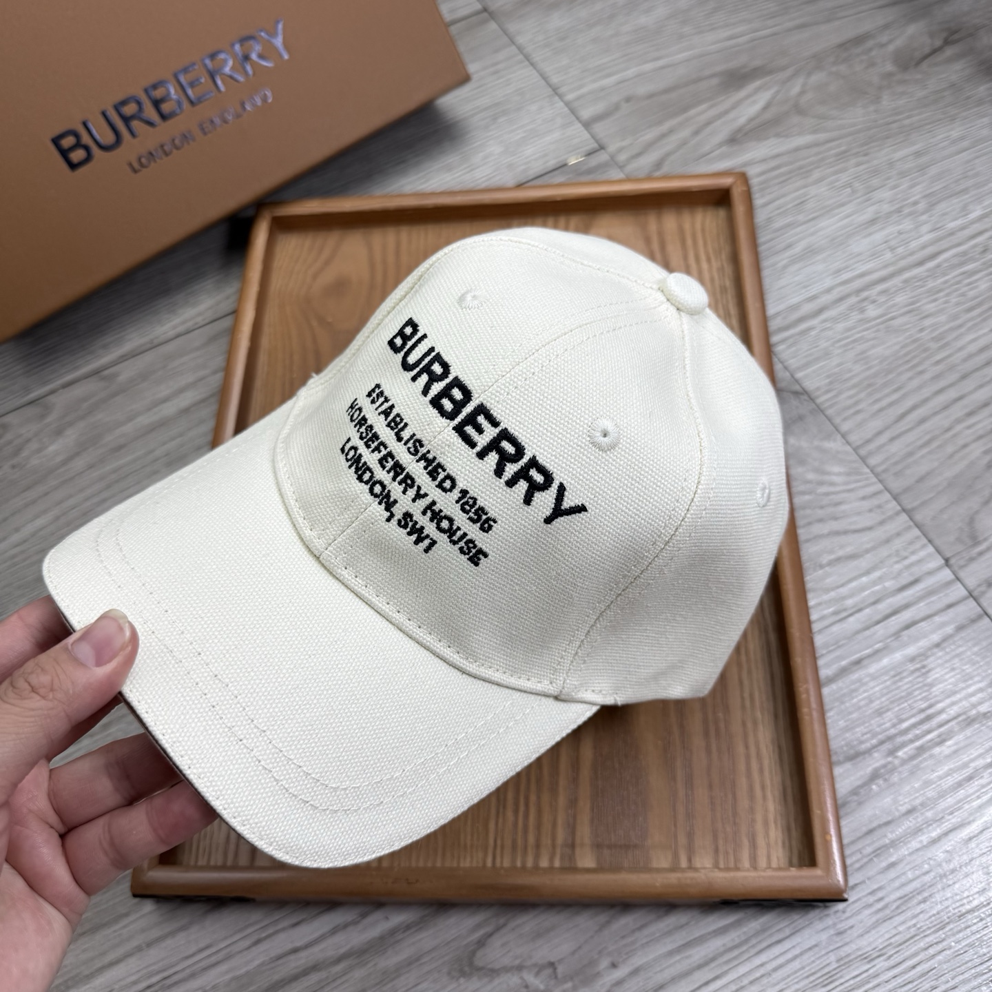 。B家。【配防尘袋】新品棒球帽！材质：纯棉！透气性好！春天挡风，夏天防晒必备单品！颜色大气！款式新颖别致