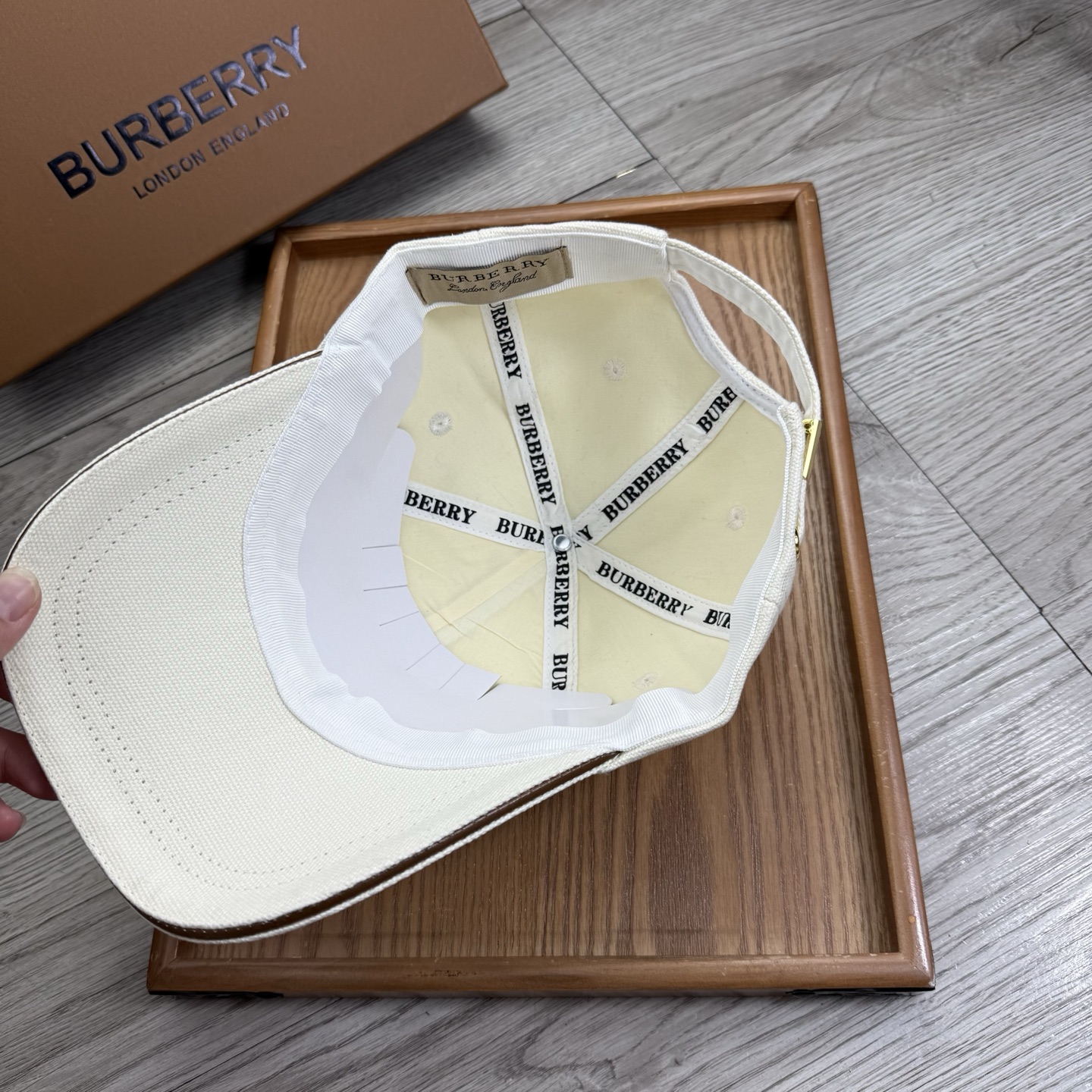 。B家。【配防尘袋】新品棒球帽！材质：纯棉！透气性好！春天挡风，夏天防晒必备单品！颜色大气！款式新颖别致
