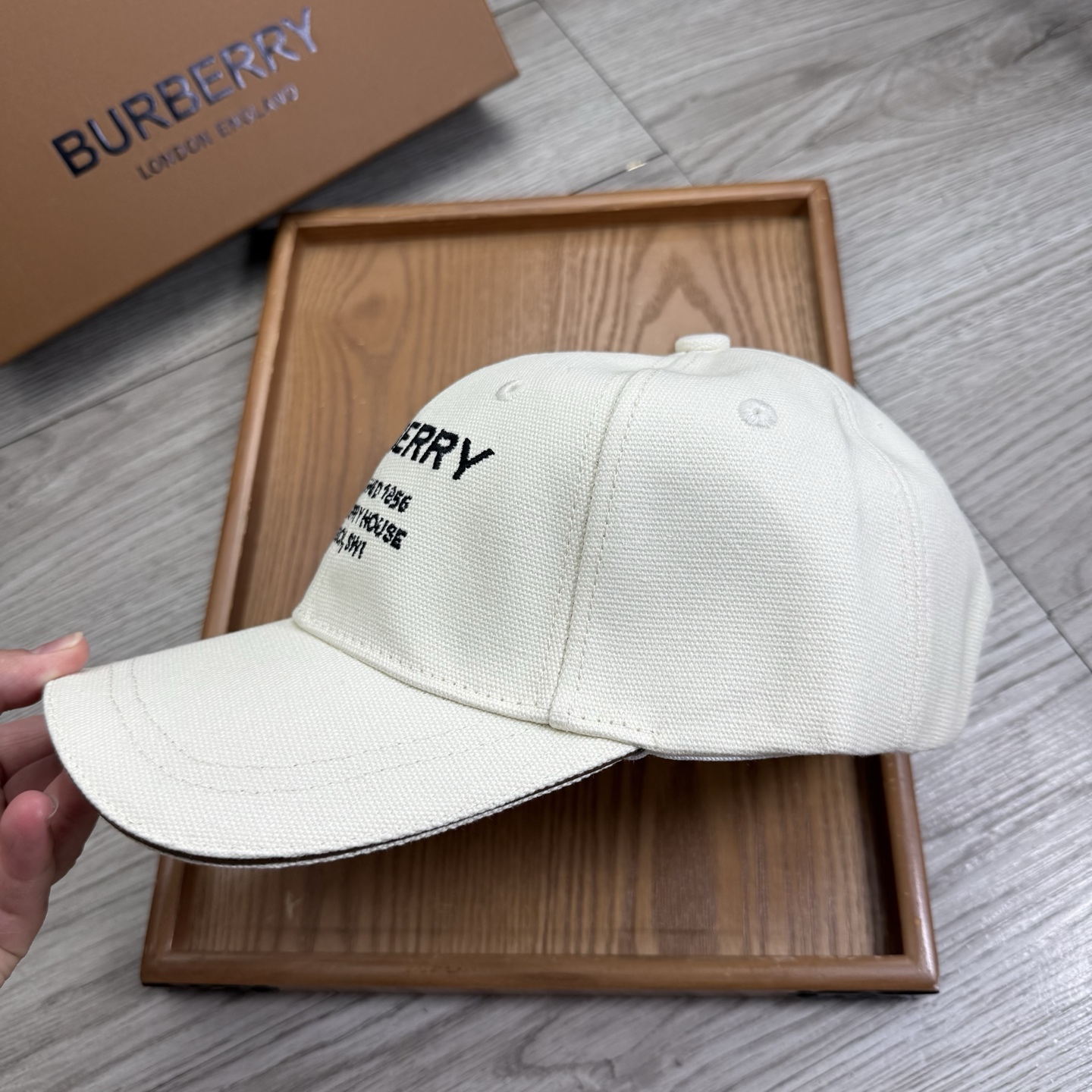 。B家。【配防尘袋】新品棒球帽！材质：纯棉！透气性好！春天挡风，夏天防晒必备单品！颜色大气！款式新颖别致
