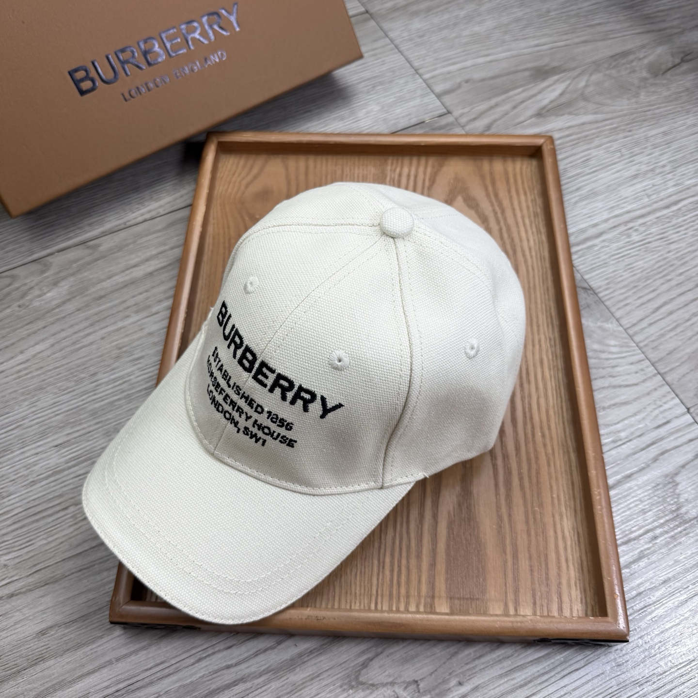 。B家。【配防尘袋】新品棒球帽！材质：纯棉！透气性好！春天挡风，夏天防晒必备单品！颜色大气！款式新颖别致