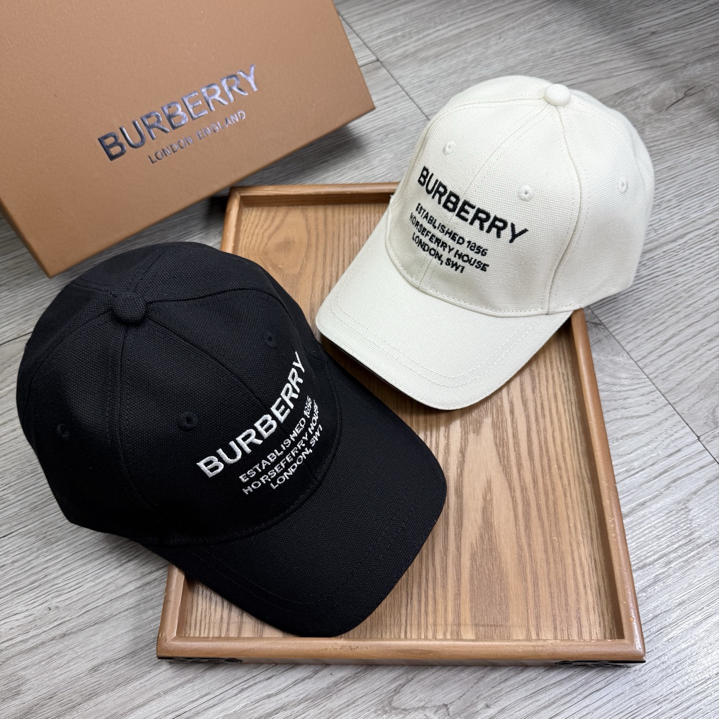 。B家。【配防尘袋】新品棒球帽！材质：纯棉！透气性好！春天挡风，夏天防晒必备单品！颜色大气！款式新颖别致