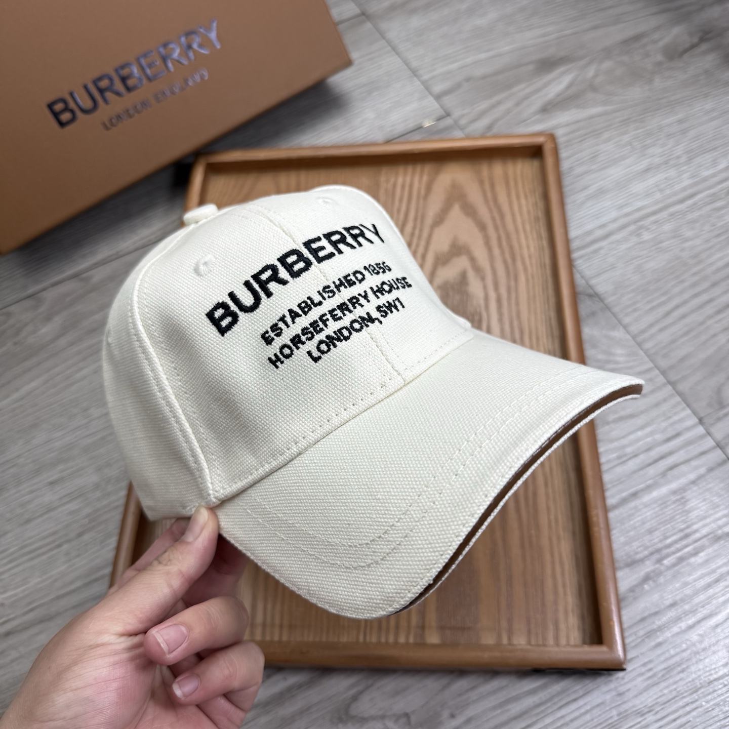 。B家。【配防尘袋】新品棒球帽！材质：纯棉！透气性好！春天挡风，夏天防晒必备单品！颜色大气！款式新颖别致