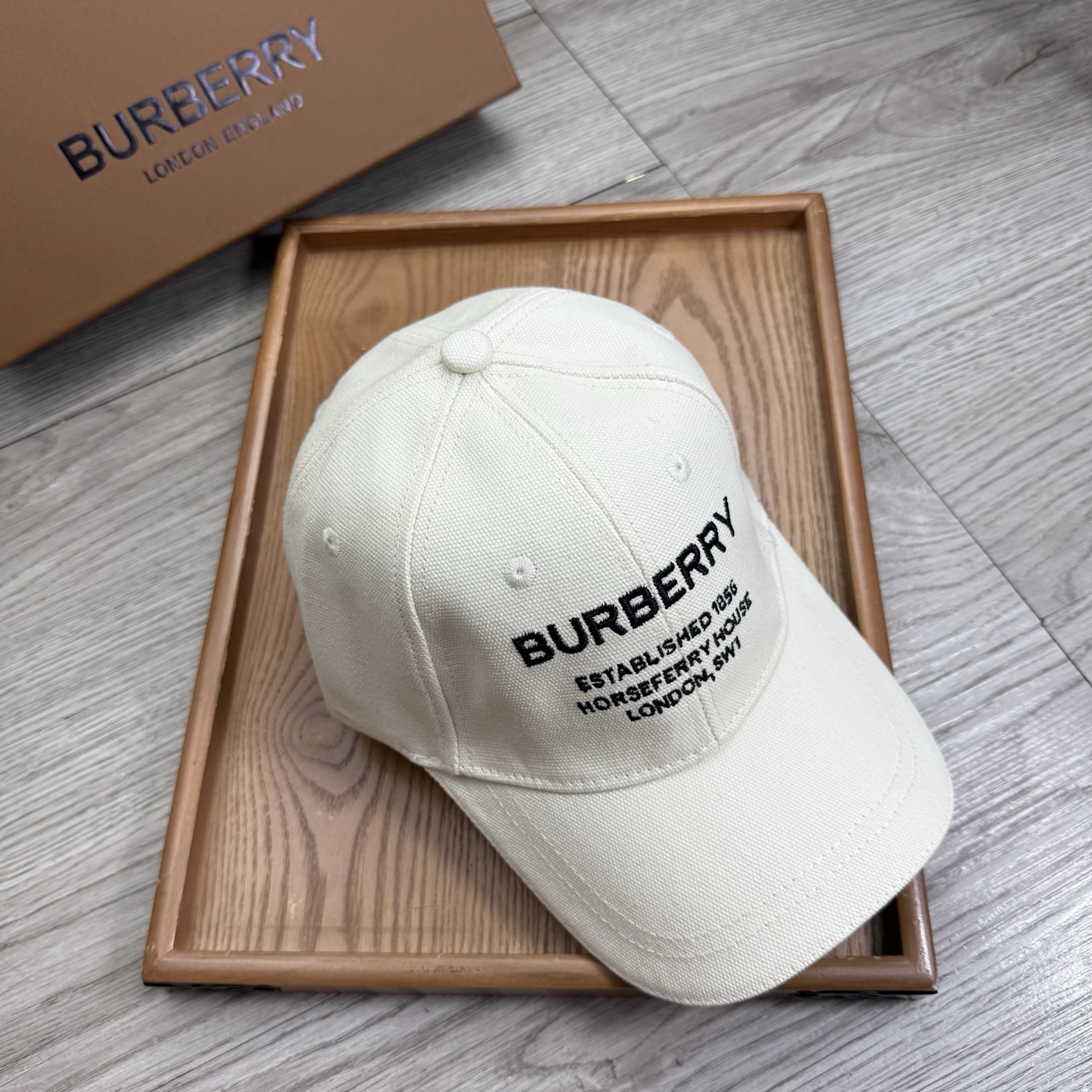 。B家。【配防尘袋】新品棒球帽！材质：纯棉！透气性好！春天挡风，夏天防晒必备单品！颜色大气！款式新颖别致