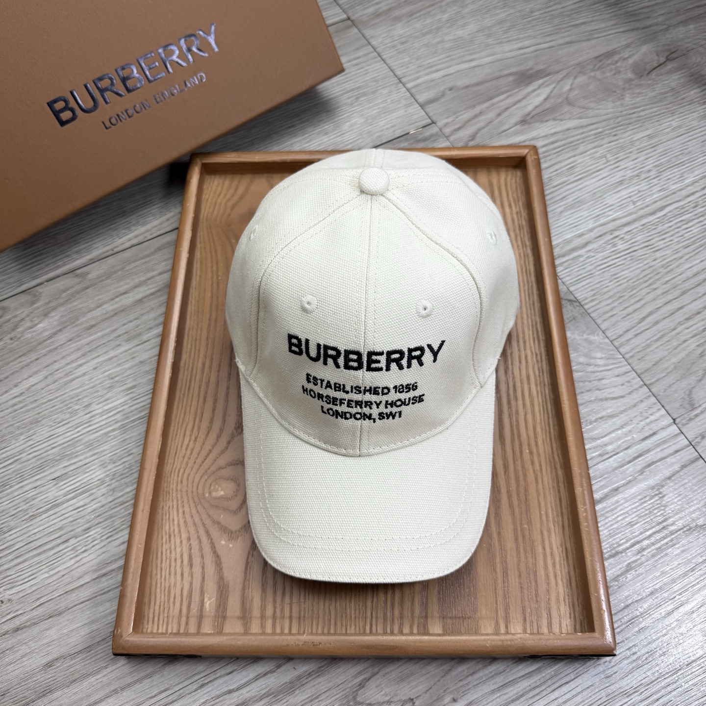 。B家。【配防尘袋】新品棒球帽！材质：纯棉！透气性好！春天挡风，夏天防晒必备单品！颜色大气！款式新颖别致