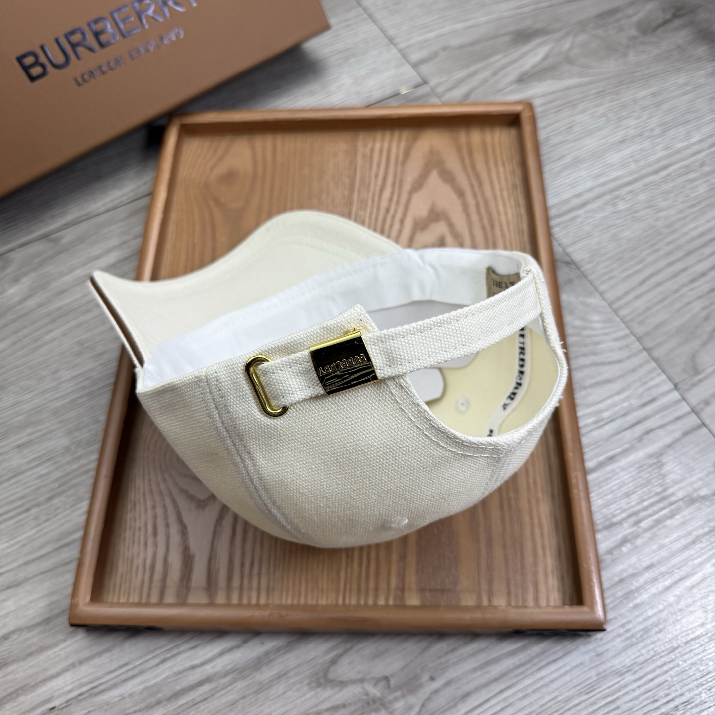 。B家。【配防尘袋】新品棒球帽！材质：纯棉！透气性好！春天挡风，夏天防晒必备单品！颜色大气！款式新颖别致