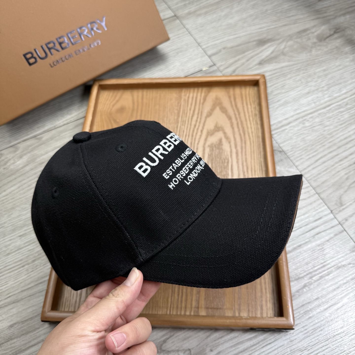 。B家。【配防尘袋】新品棒球帽！材质：纯棉！透气性好！春天挡风，夏天防晒必备单品！颜色大气！款式新颖别致