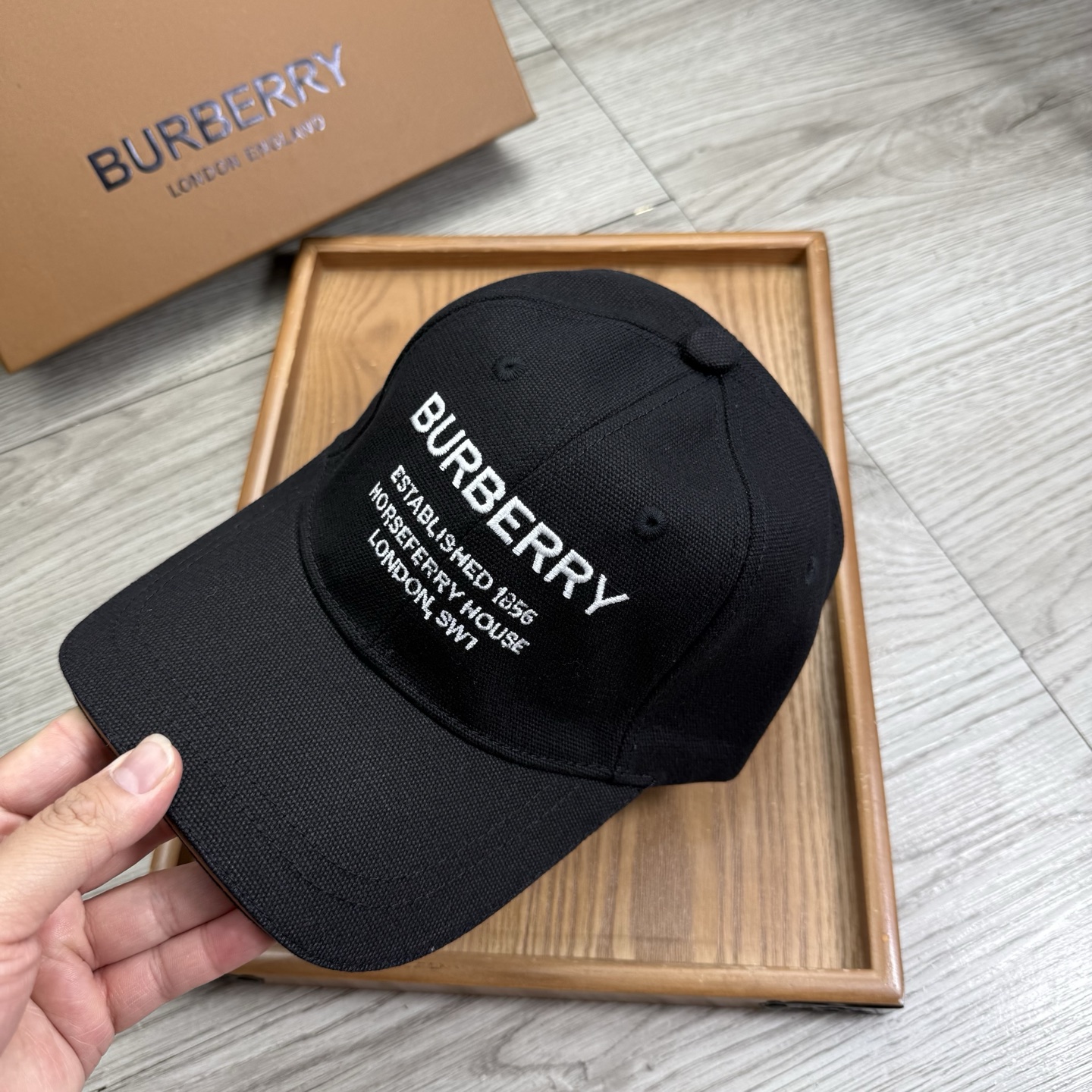 。B家。【配防尘袋】新品棒球帽！材质：纯棉！透气性好！春天挡风，夏天防晒必备单品！颜色大气！款式新颖别致