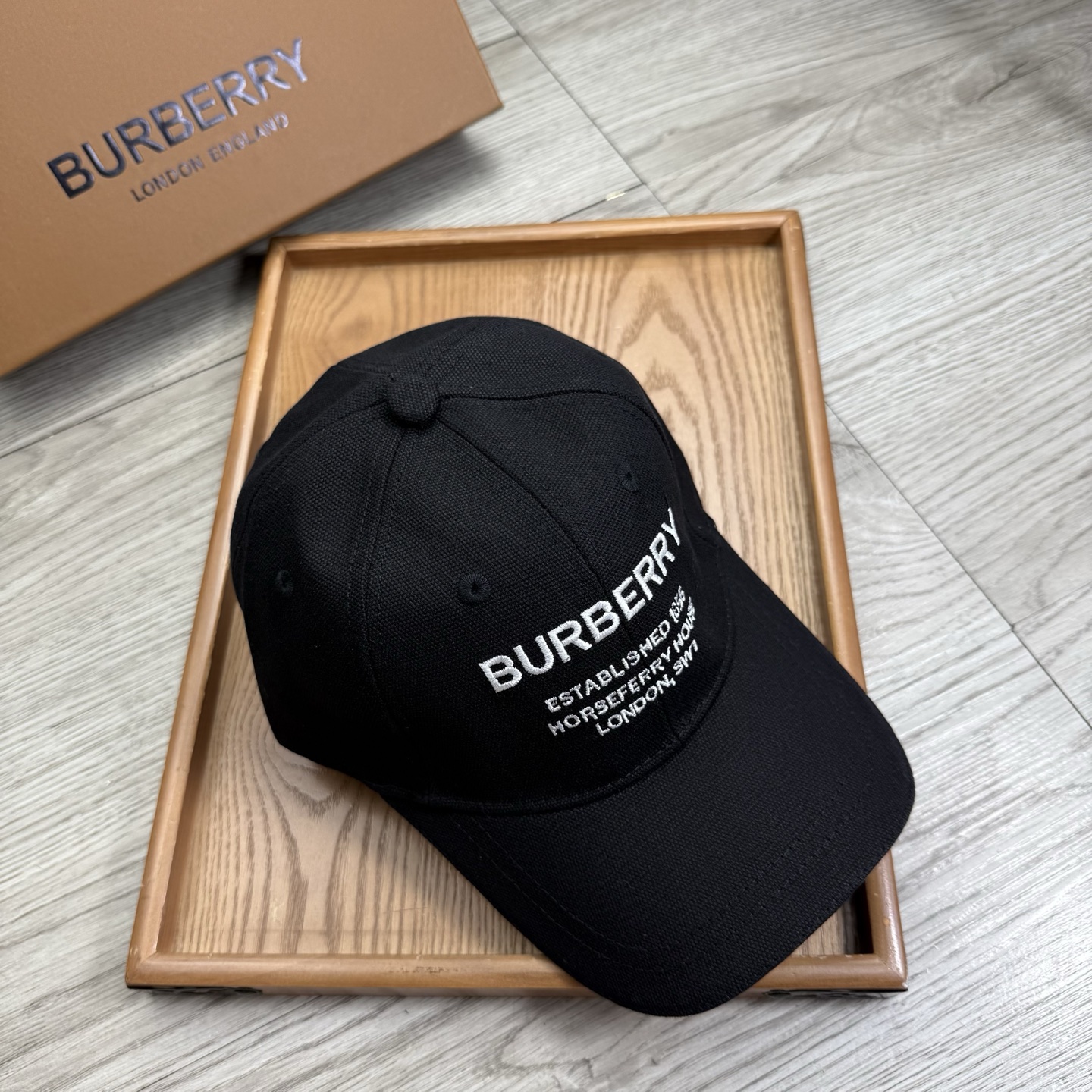 。B家。【配防尘袋】新品棒球帽！材质：纯棉！透气性好！春天挡风，夏天防晒必备单品！颜色大气！款式新颖别致