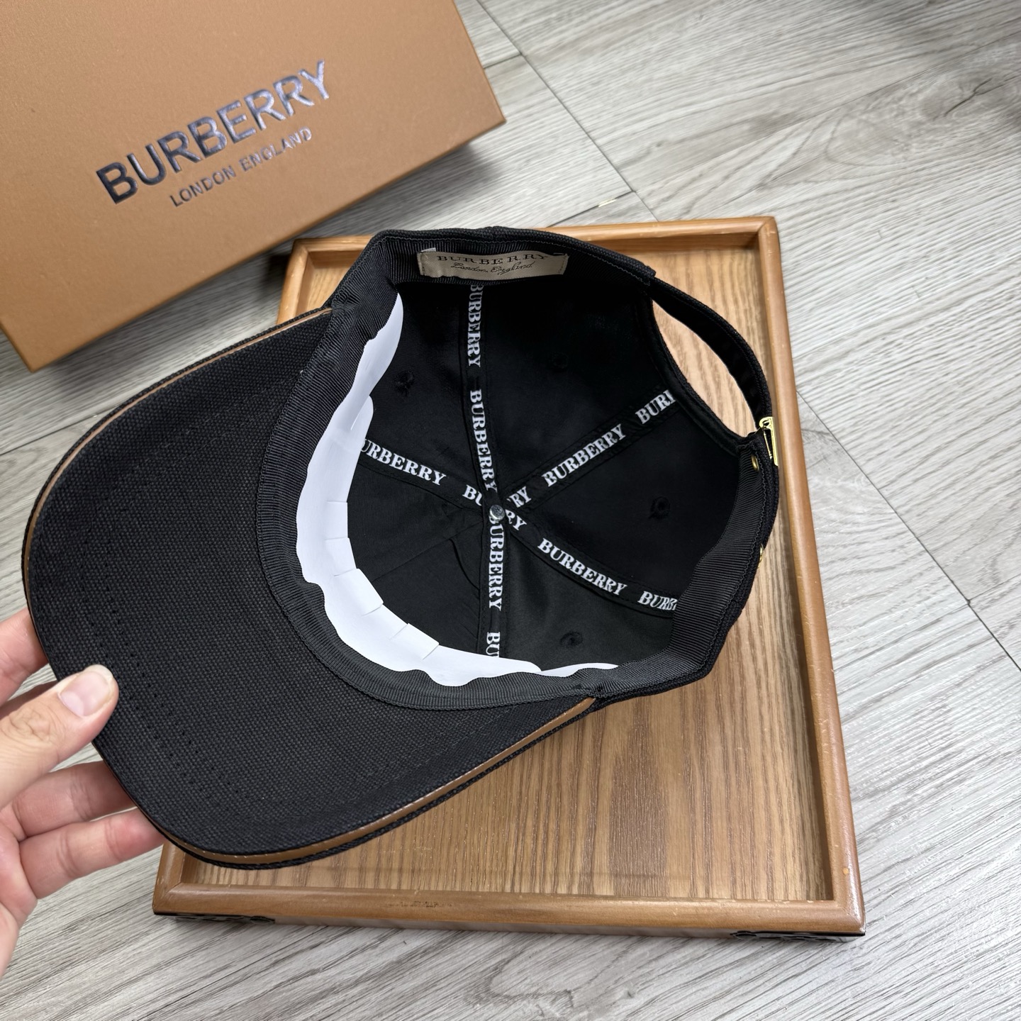 。B家。【配防尘袋】新品棒球帽！材质：纯棉！透气性好！春天挡风，夏天防晒必备单品！颜色大气！款式新颖别致