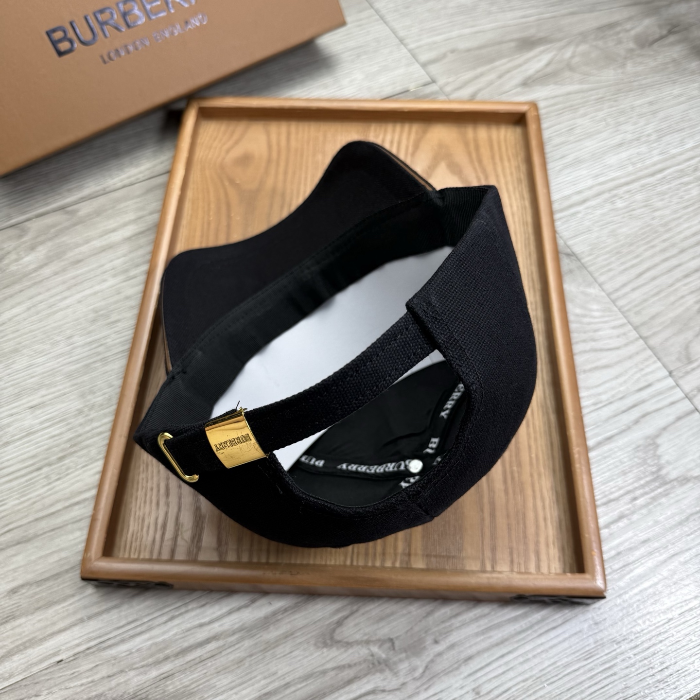 。B家。【配防尘袋】新品棒球帽！材质：纯棉！透气性好！春天挡风，夏天防晒必备单品！颜色大气！款式新颖别致