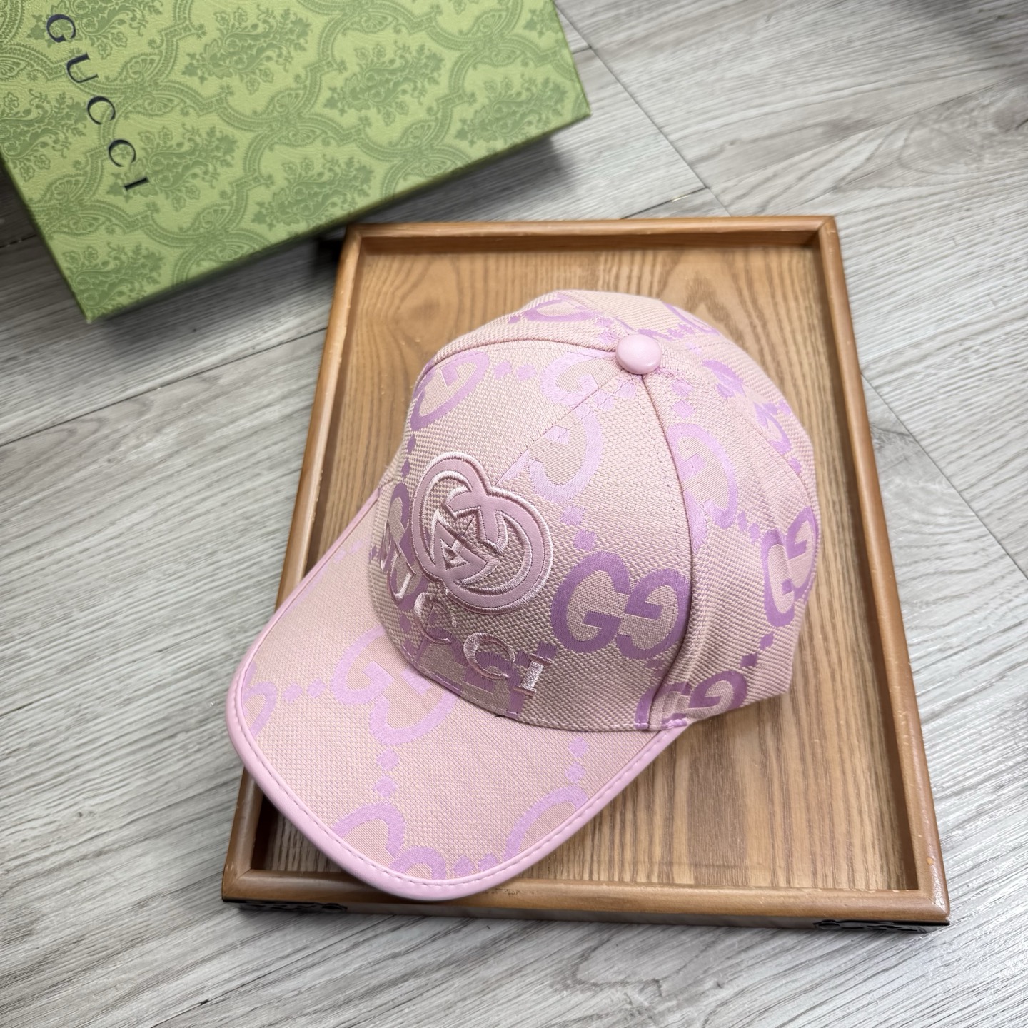 。G家。【配防尘袋】新品棒球帽！材质：纯棉！透气性好！春天挡风，夏天防晒必备单品！颜色大气！款式新颖别致