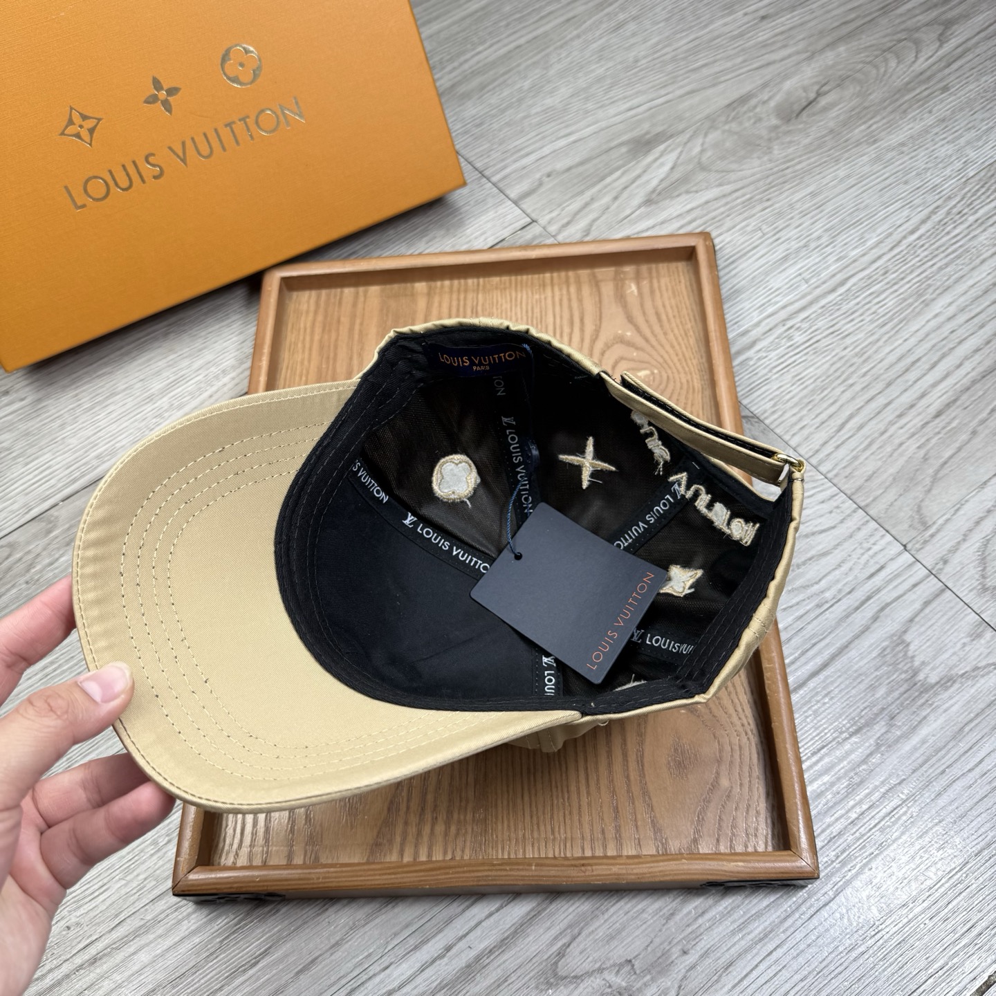 。L家。【配防尘袋】新品棒球帽！材质：纯棉！透气性好！春天挡风，夏天防晒必备单品！颜色大气！款式新颖别致