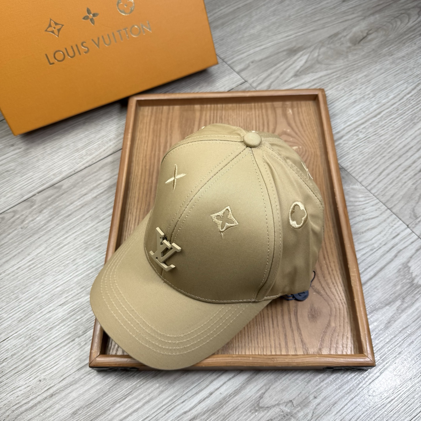 。L家。【配防尘袋】新品棒球帽！材质：纯棉！透气性好！春天挡风，夏天防晒必备单品！颜色大气！款式新颖别致