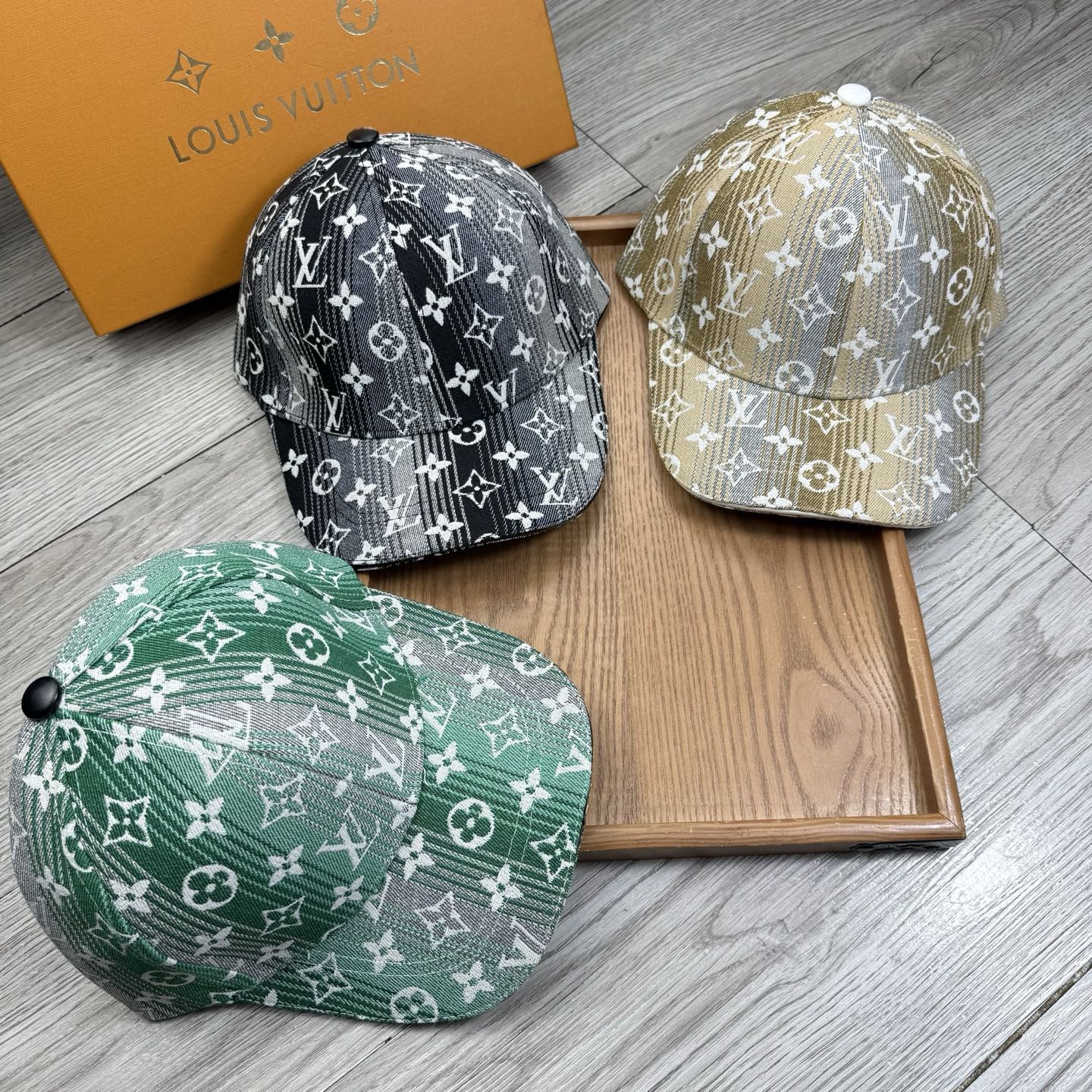 。L家。【配防尘袋】新品棒球帽！材质：纯棉！透气性好！春天挡风，夏天防晒必备单品！颜色大气！款式新颖别致