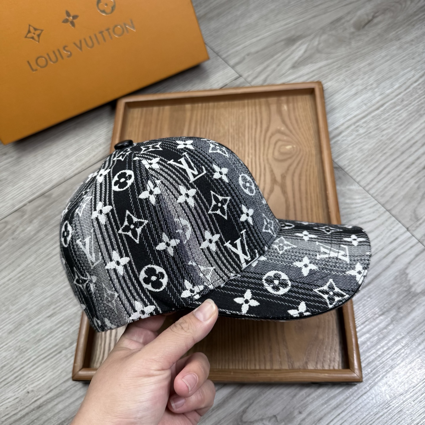 。L家。【配防尘袋】新品棒球帽！材质：纯棉！透气性好！春天挡风，夏天防晒必备单品！颜色大气！款式新颖别致
