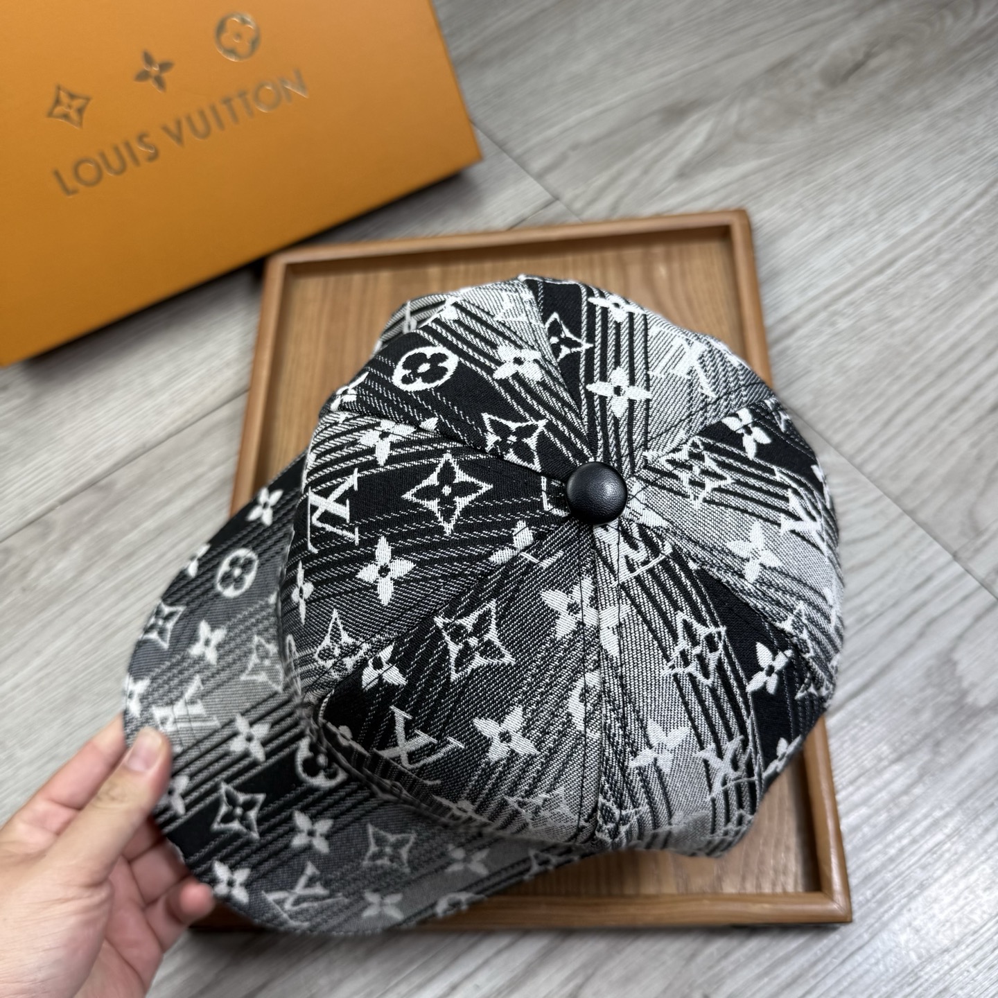 。L家。【配防尘袋】新品棒球帽！材质：纯棉！透气性好！春天挡风，夏天防晒必备单品！颜色大气！款式新颖别致