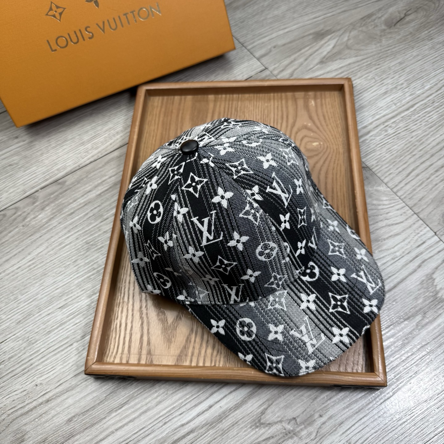 。L家。【配防尘袋】新品棒球帽！材质：纯棉！透气性好！春天挡风，夏天防晒必备单品！颜色大气！款式新颖别致