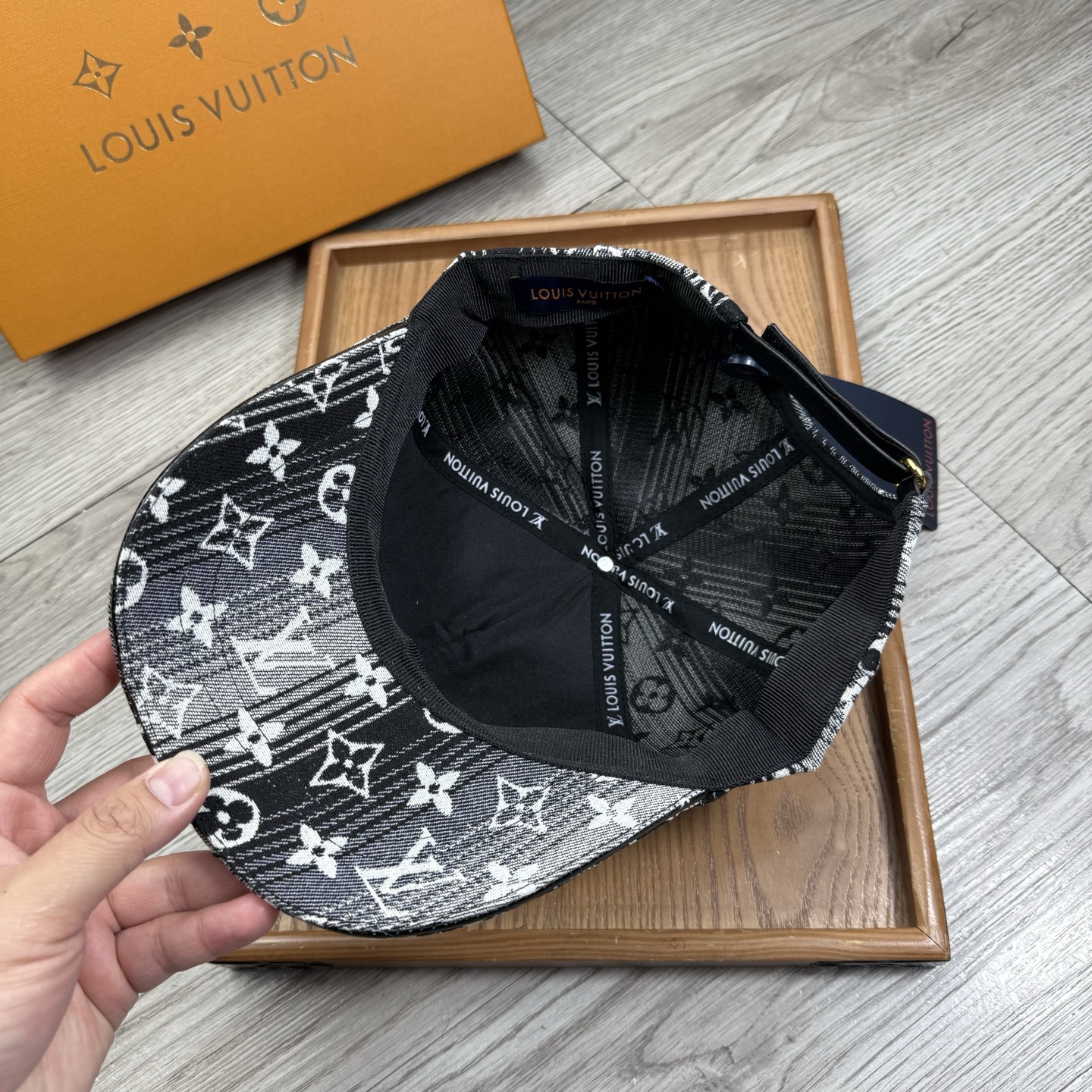 。L家。【配防尘袋】新品棒球帽！材质：纯棉！透气性好！春天挡风，夏天防晒必备单品！颜色大气！款式新颖别致