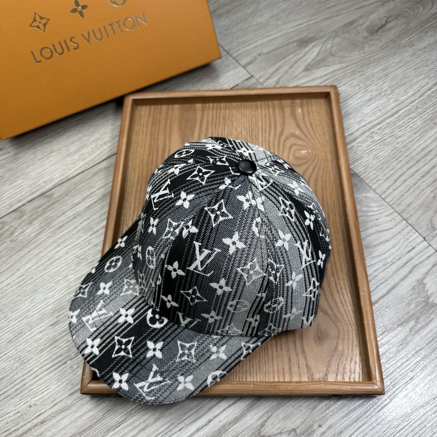 。L家。【配防尘袋】新品棒球帽！材质：纯棉！透气性好！春天挡风，夏天防晒必备单品！颜色大气！款式新颖别致