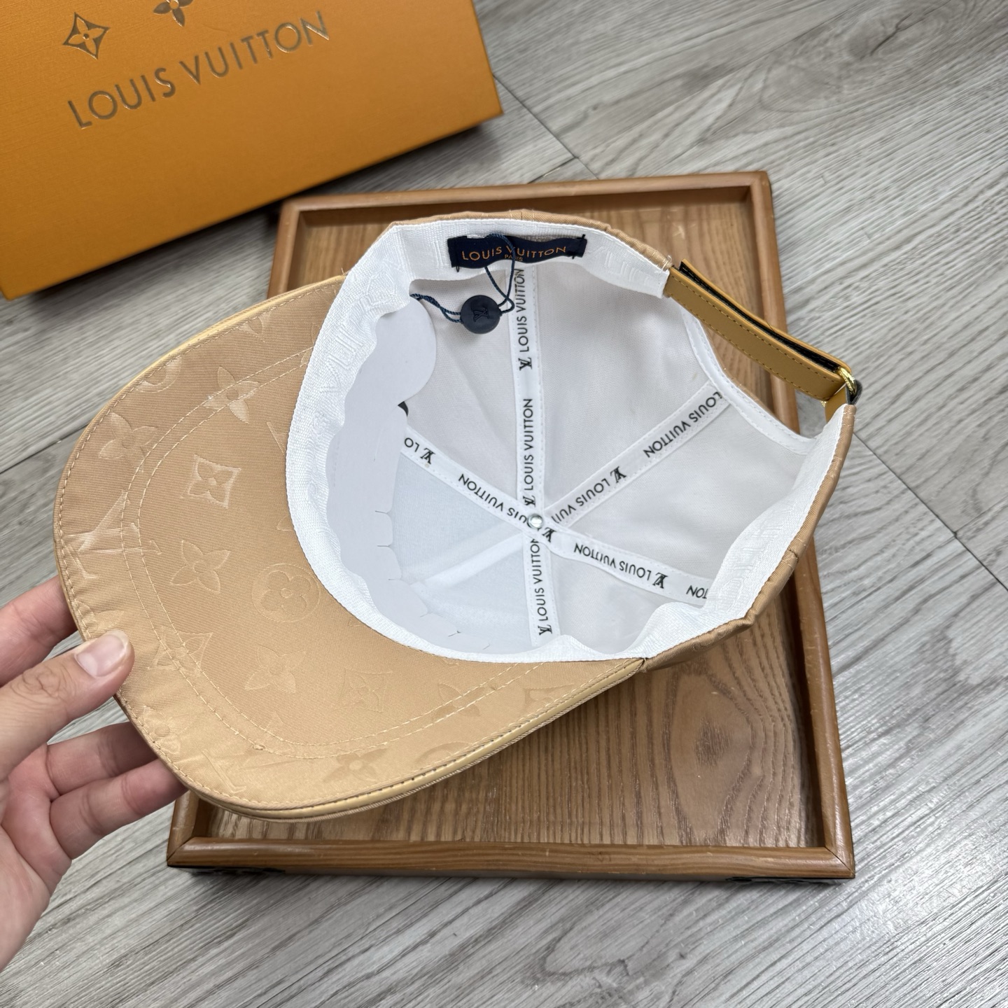 。L家。【配防尘袋】新品棒球帽！材质：纯棉！透气性好！春天挡风，夏天防晒必备单品！颜色大气！款式新颖别致