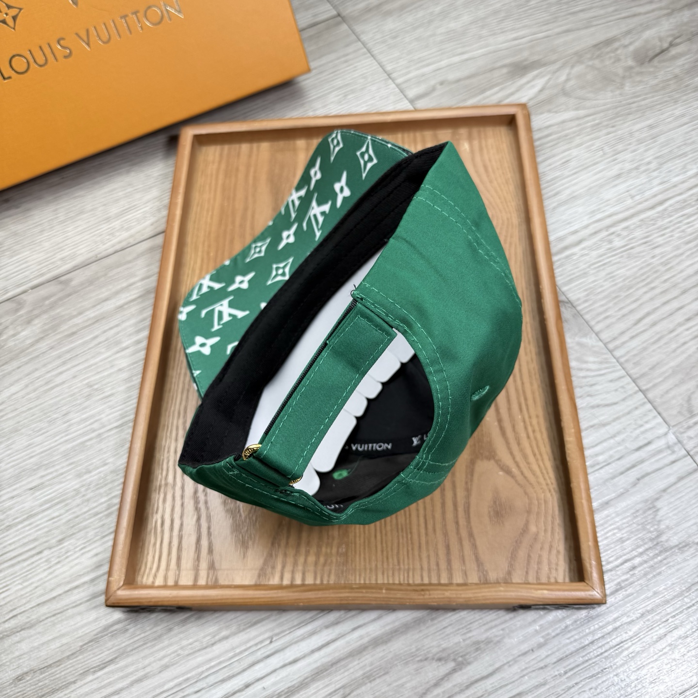 。L家。【配防尘袋】新品棒球帽！材质：纯棉！透气性好！春天挡风，夏天防晒必备单品！颜色大气！款式新颖别致