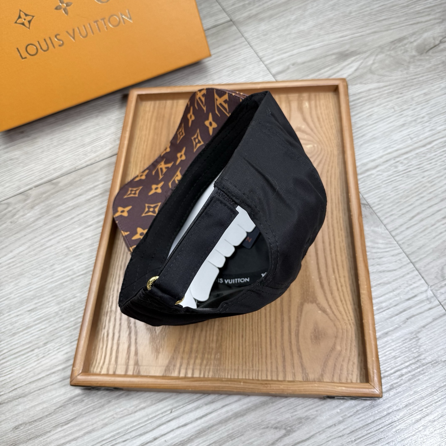 。L家。【配防尘袋】新品棒球帽！材质：纯棉！透气性好！春天挡风，夏天防晒必备单品！颜色大气！款式新颖别致