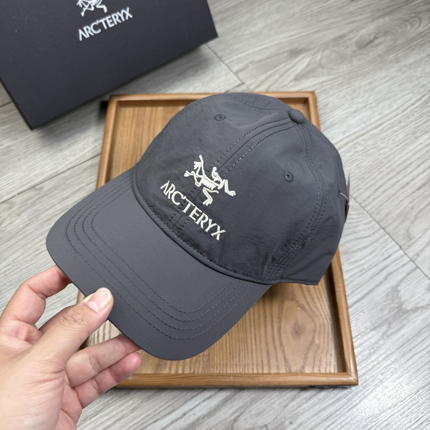。始祖鸟。【配防尘袋】新品棒球帽！材质：纯棉！透气性好！春天挡风，夏天防晒必备单品！颜色大气！款式新颖别