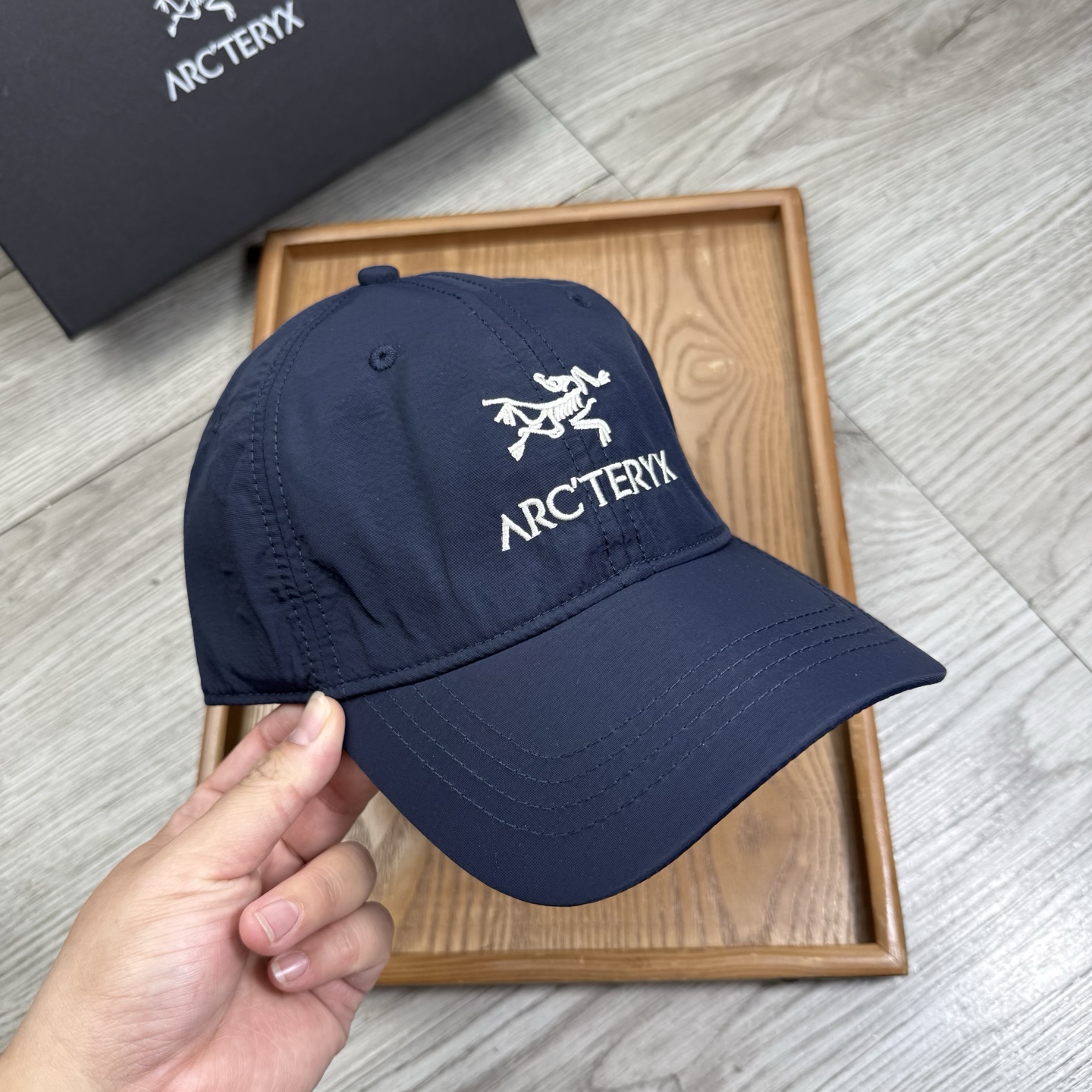 。始祖鸟。【配防尘袋】新品棒球帽！材质：纯棉！透气性好！春天挡风，夏天防晒必备单品！颜色大气！款式新颖别