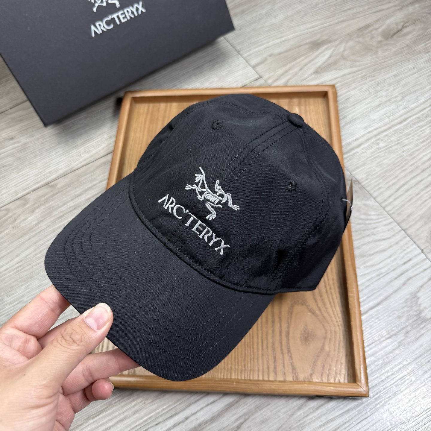 。始祖鸟。【配防尘袋】新品棒球帽！材质：纯棉！透气性好！春天挡风，夏天防晒必备单品！颜色大气！款式新颖别