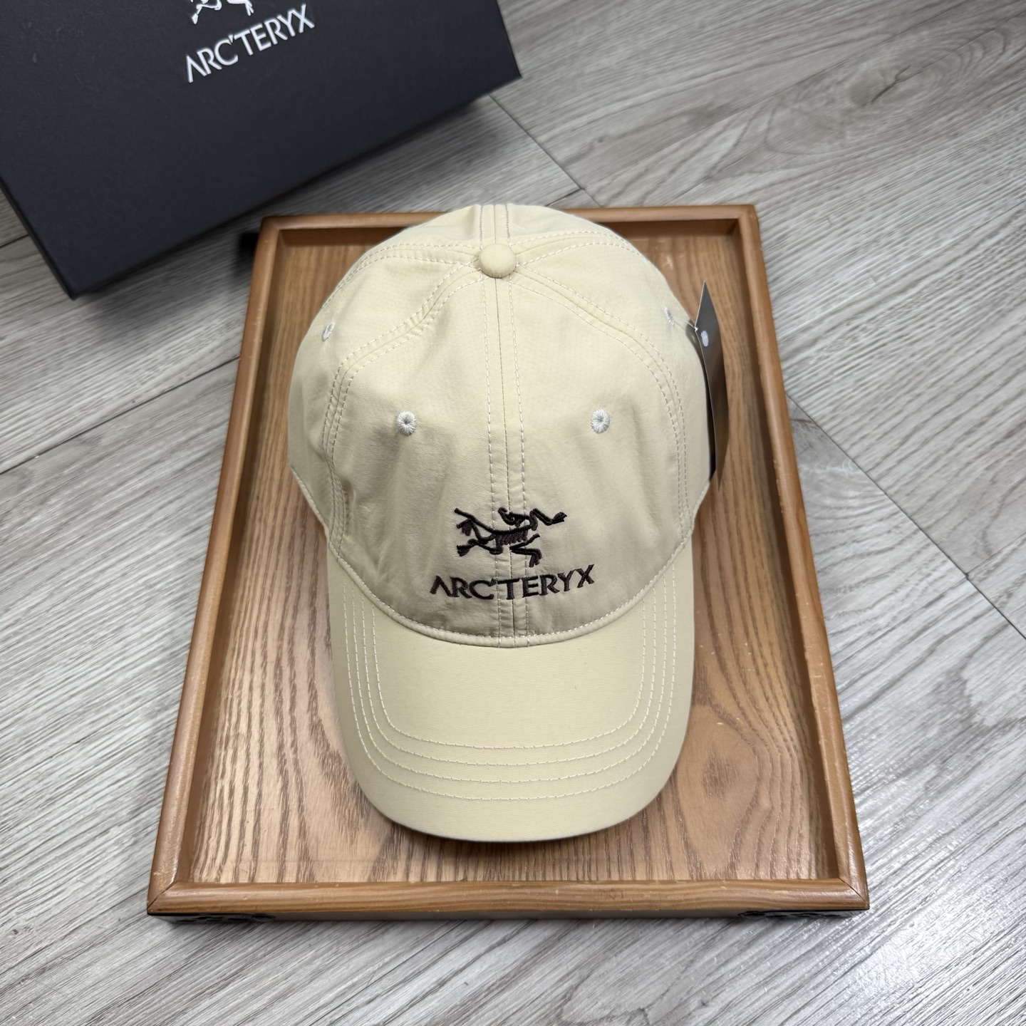 。始祖鸟。【配防尘袋】新品棒球帽！材质：纯棉！透气性好！春天挡风，夏天防晒必备单品！颜色大气！款式新颖别
