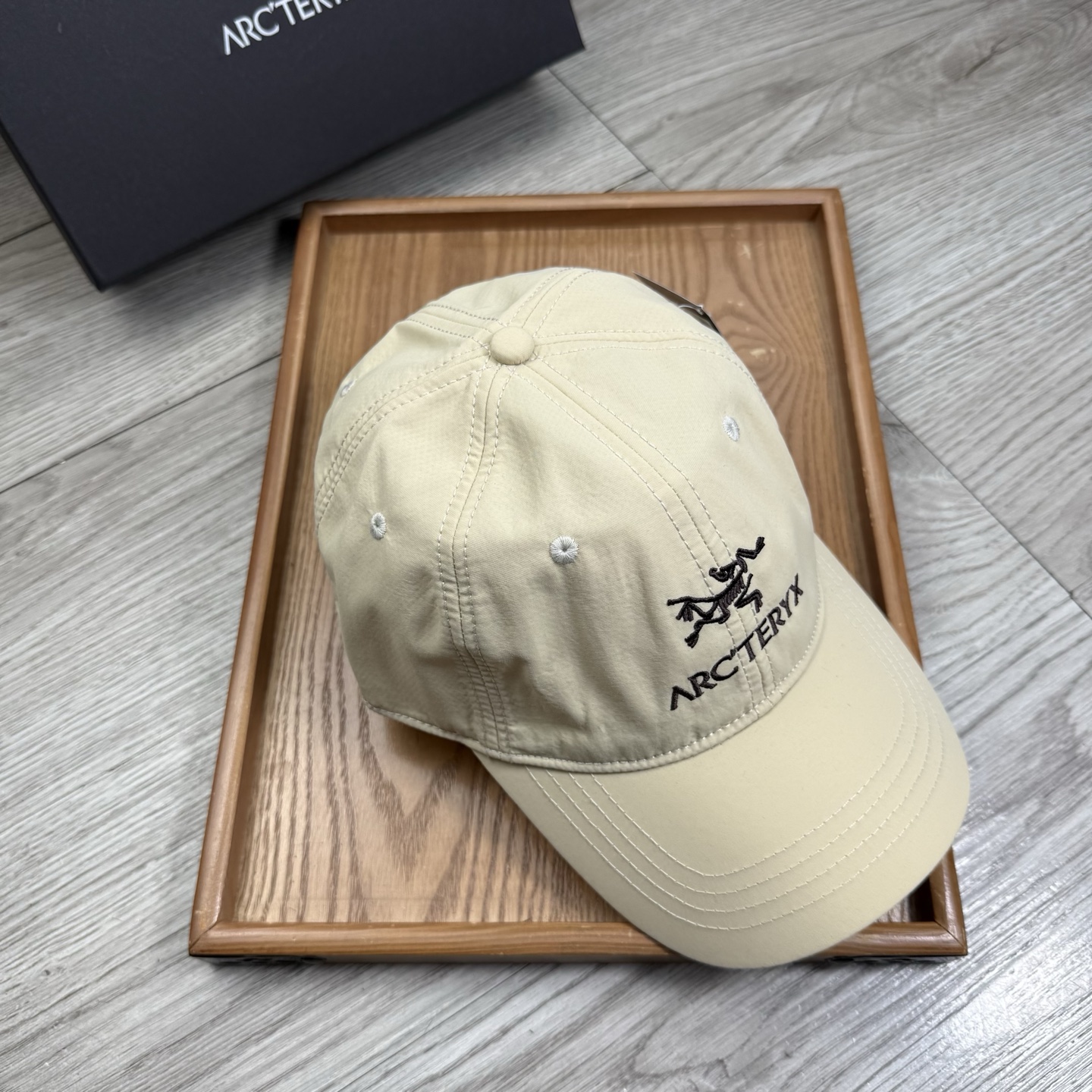 。始祖鸟。【配防尘袋】新品棒球帽！材质：纯棉！透气性好！春天挡风，夏天防晒必备单品！颜色大气！款式新颖别