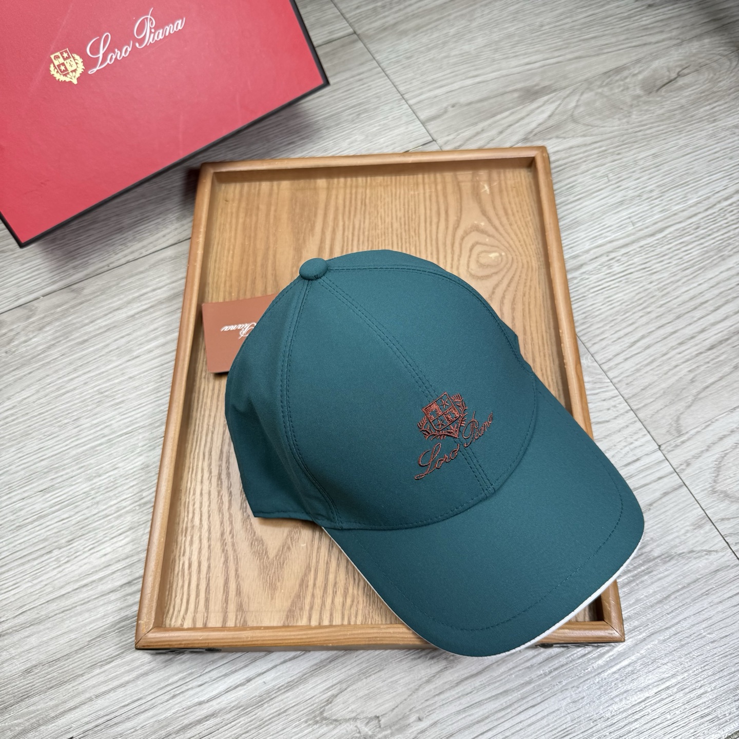 。LP。【配防尘袋】新品棒球帽！材质：纯棉！透气性好！春天挡风，夏天防晒必备单品！颜色大气！款式新颖别致