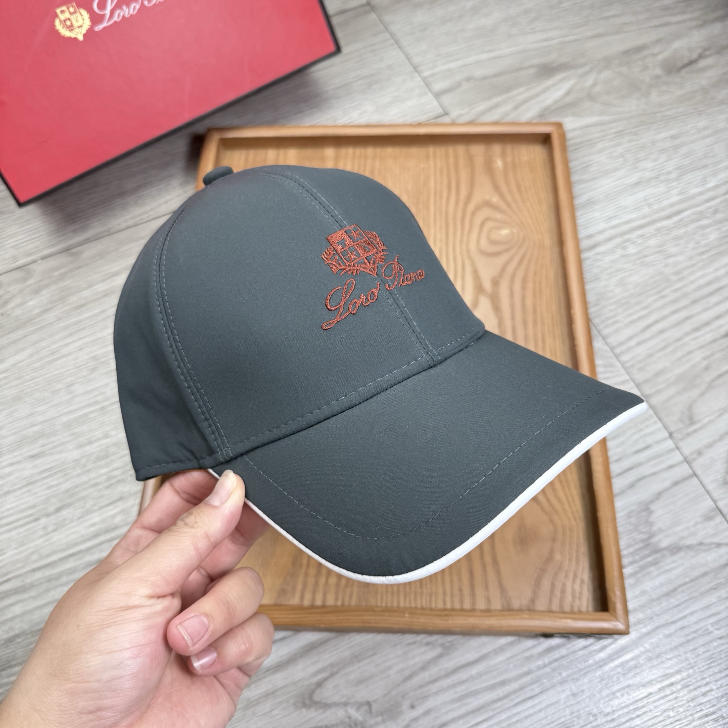 。LP。【配防尘袋】新品棒球帽！材质：纯棉！透气性好！春天挡风，夏天防晒必备单品！颜色大气！款式新颖别致