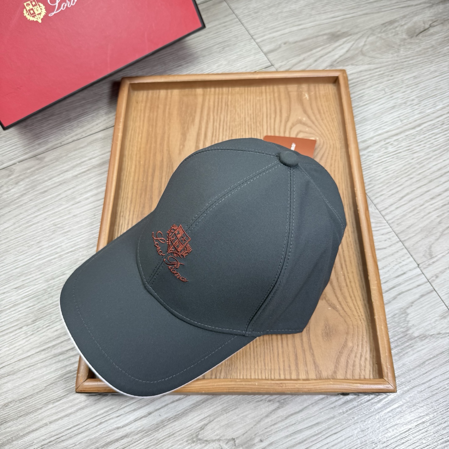 。LP。【配防尘袋】新品棒球帽！材质：纯棉！透气性好！春天挡风，夏天防晒必备单品！颜色大气！款式新颖别致