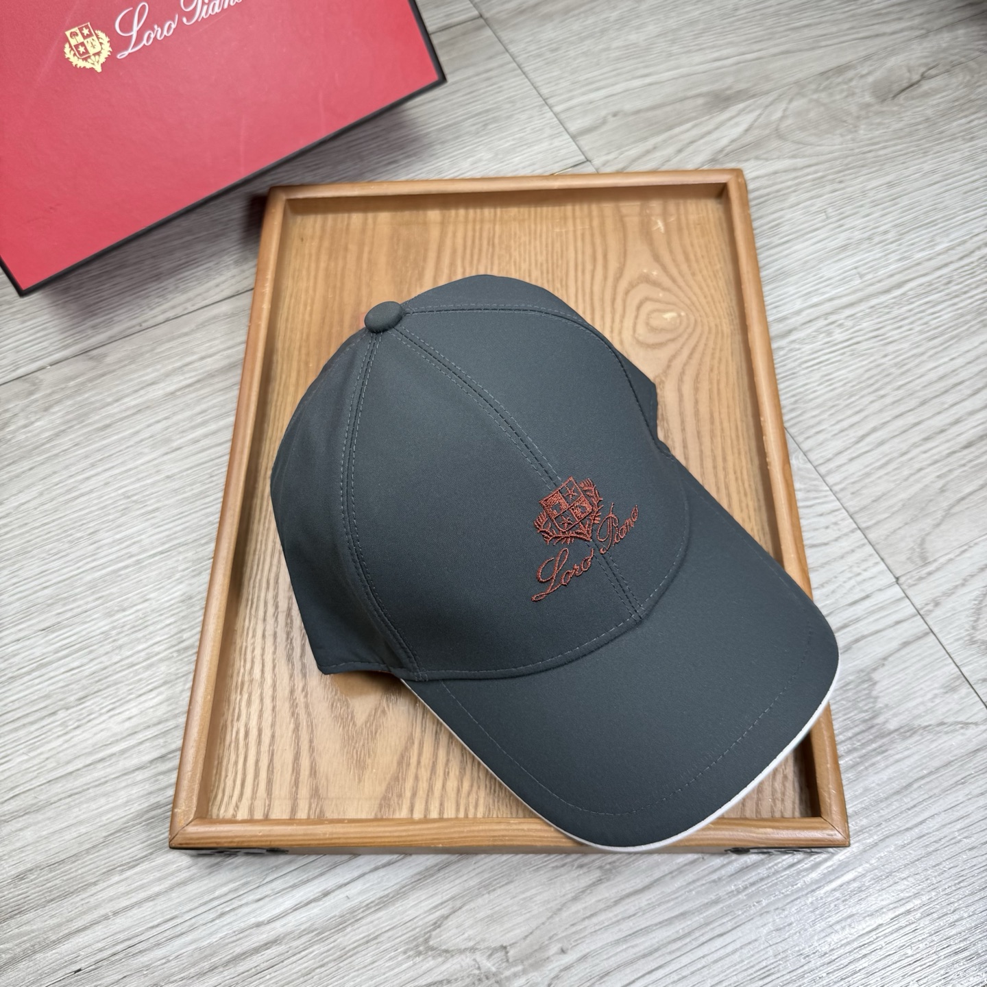 。LP。【配防尘袋】新品棒球帽！材质：纯棉！透气性好！春天挡风，夏天防晒必备单品！颜色大气！款式新颖别致