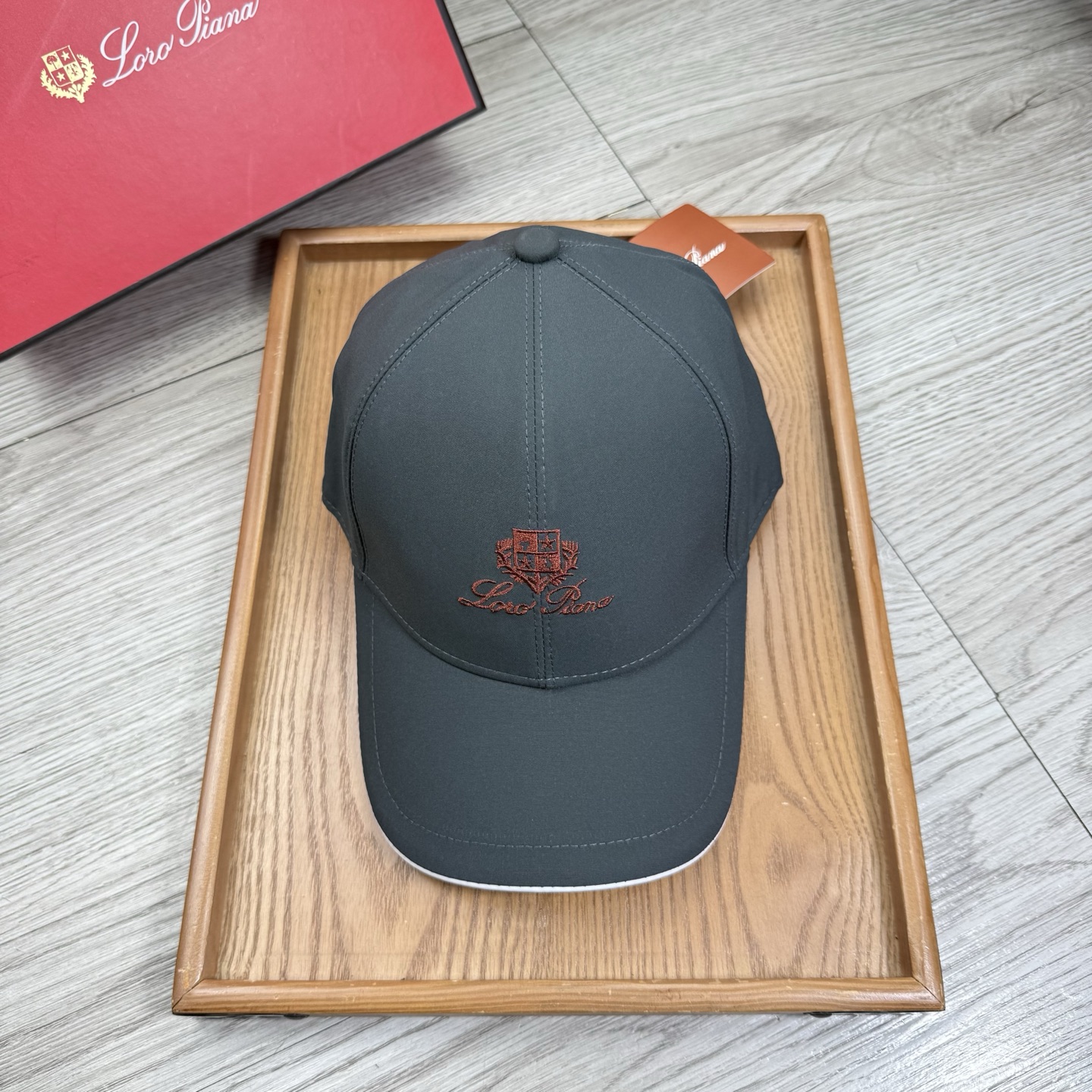 。LP。【配防尘袋】新品棒球帽！材质：纯棉！透气性好！春天挡风，夏天防晒必备单品！颜色大气！款式新颖别致