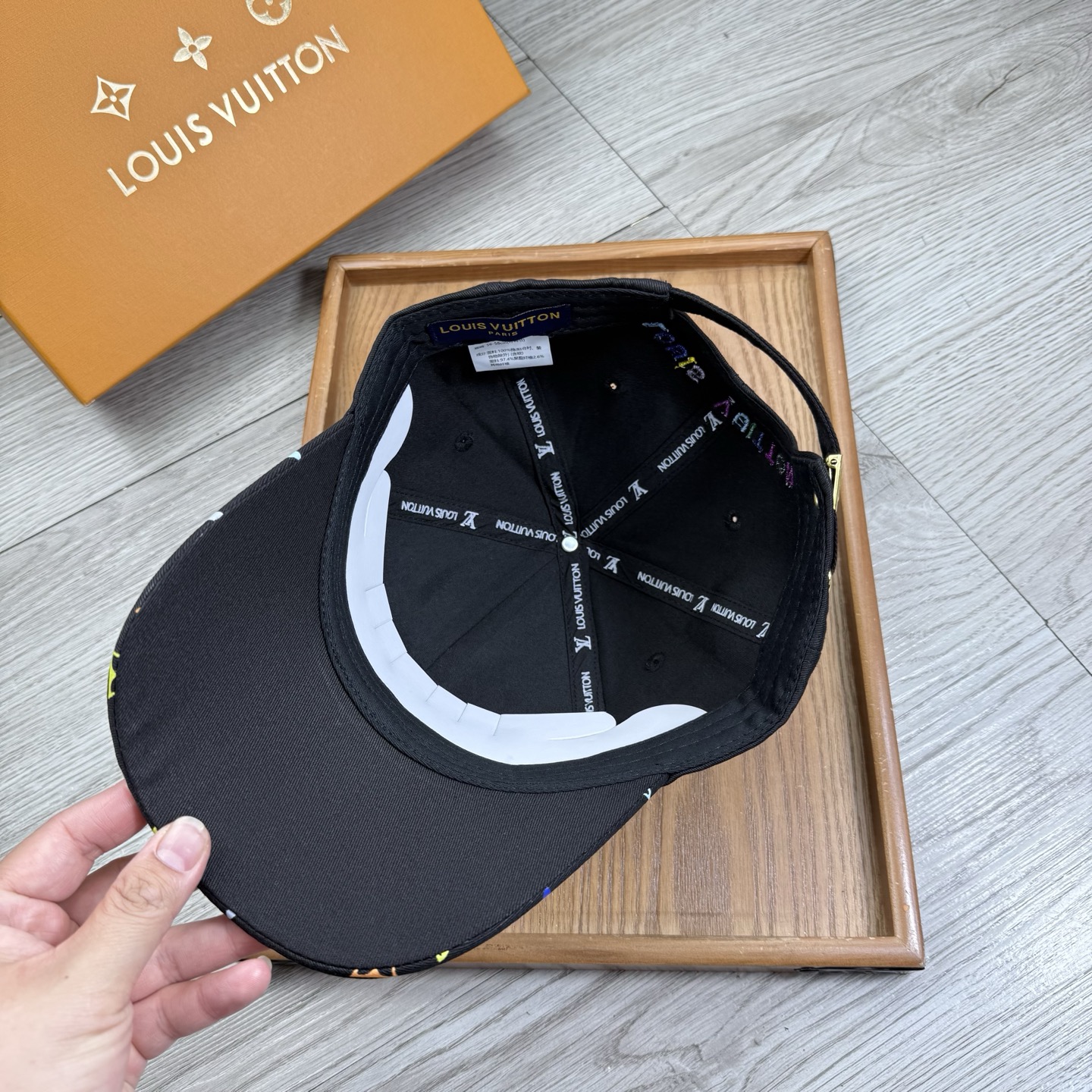 。L家。【配防尘袋】新品棒球帽！材质：纯棉！透气性好！春天挡风，夏天防晒必备单品！颜色大气！款式新颖别致