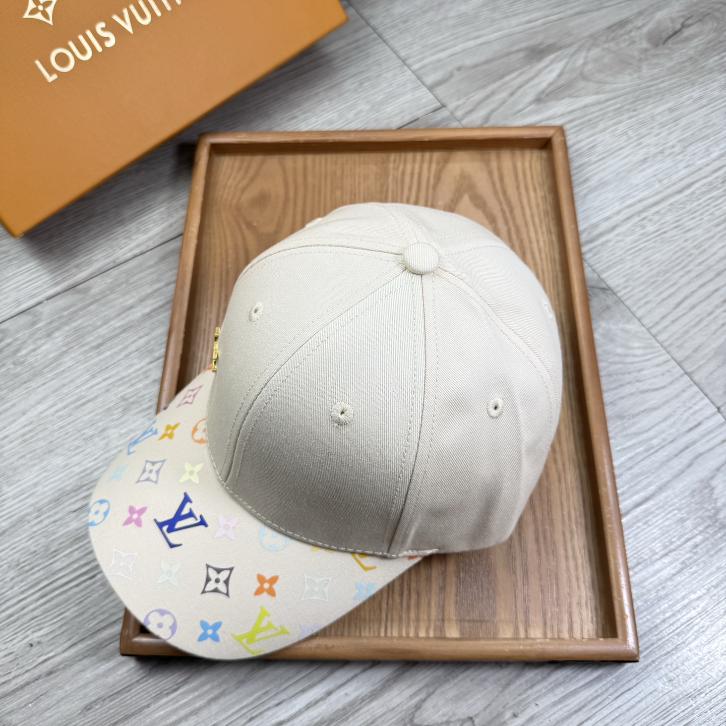。L家。【配防尘袋】新品棒球帽！材质：纯棉！透气性好！春天挡风，夏天防晒必备单品！颜色大气！款式新颖别致