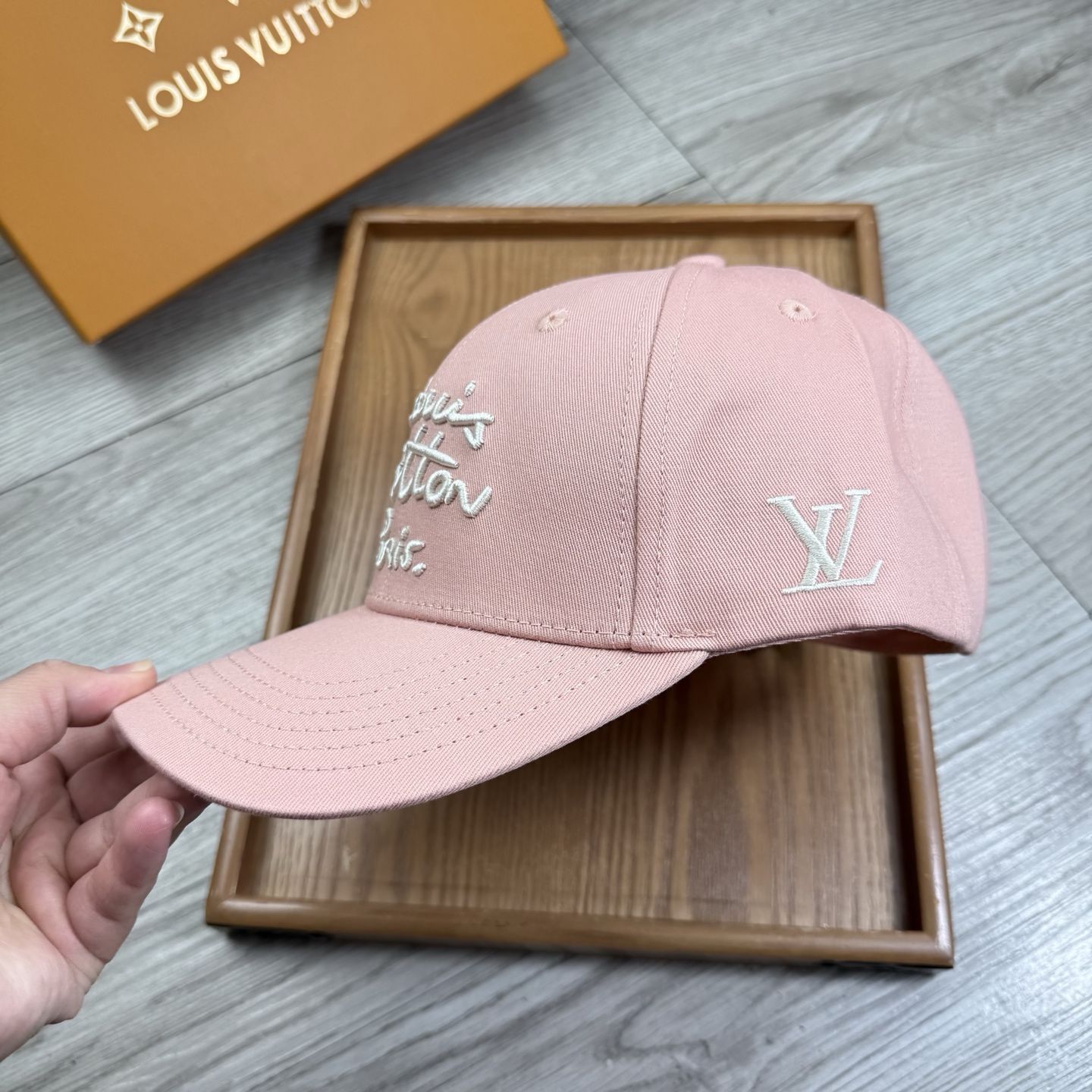 。L家。【配防尘袋】新品棒球帽！材质：纯棉！透气性好！春天挡风，夏天防晒必备单品！颜色大气！款式新颖别致