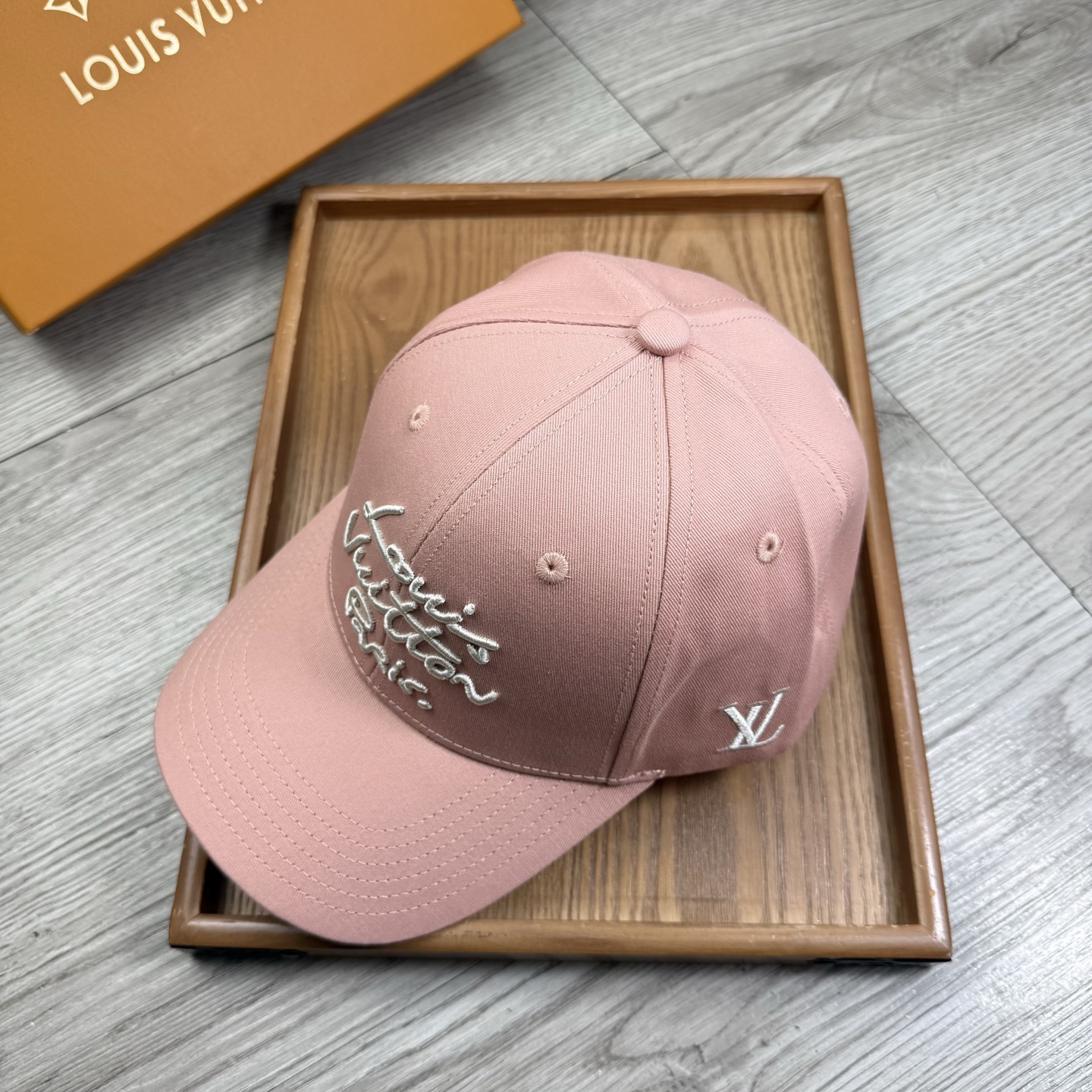 。L家。【配防尘袋】新品棒球帽！材质：纯棉！透气性好！春天挡风，夏天防晒必备单品！颜色大气！款式新颖别致