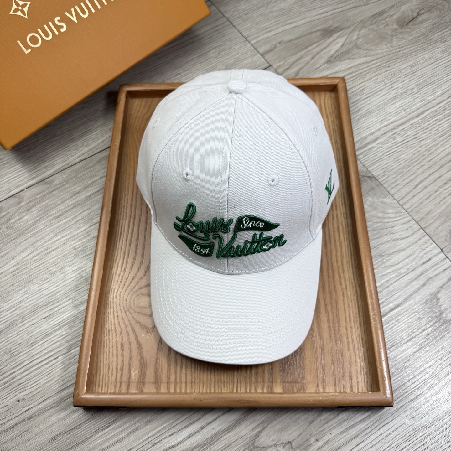 。L家。【配防尘袋】新品棒球帽！材质：纯棉！透气性好！春天挡风，夏天防晒必备单品！颜色大气！款式新颖别致