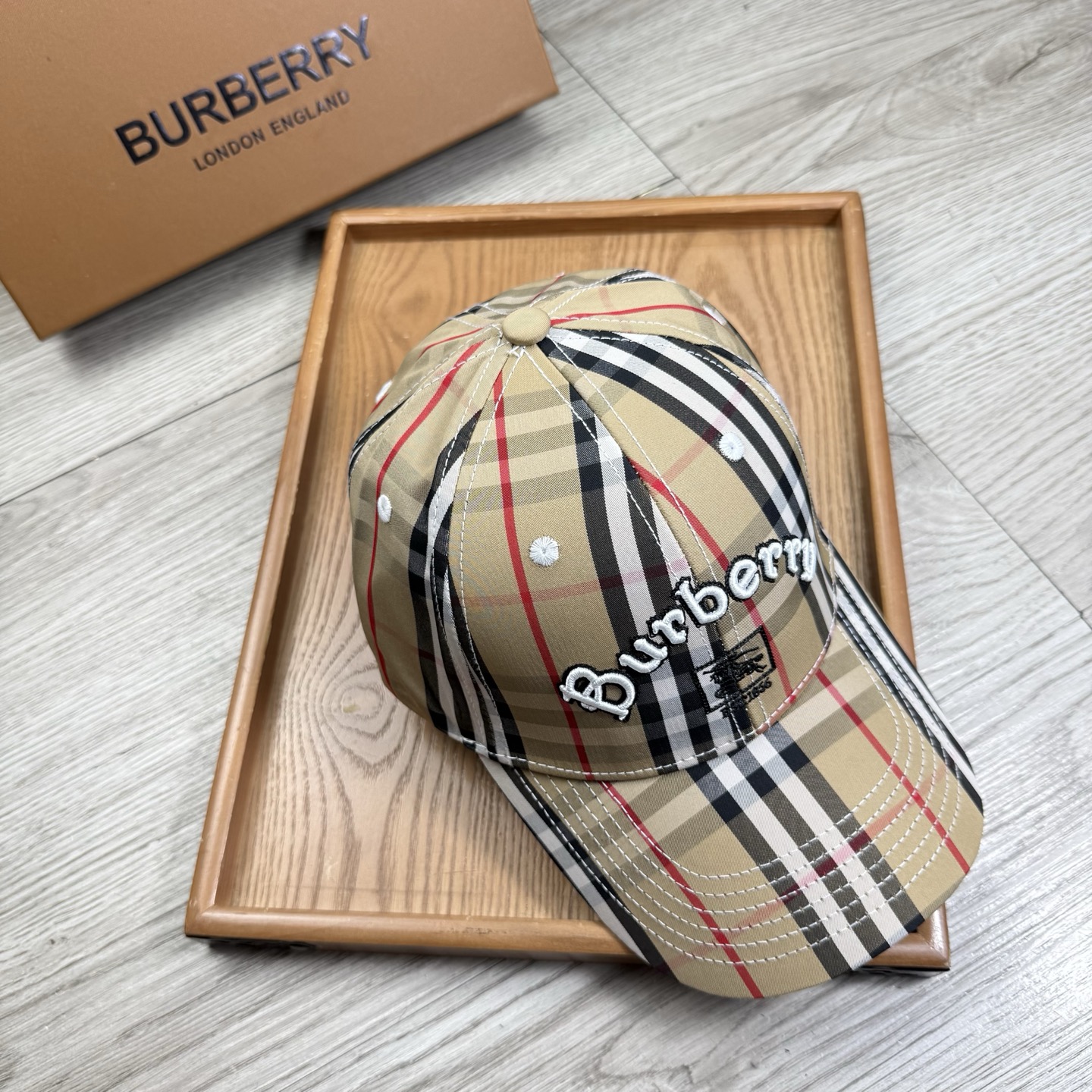 。B家。【配防尘袋】新品棒球帽！材质：纯棉！透气性好！春天挡风，夏天防晒必备单品！颜色大气！款式新颖别致