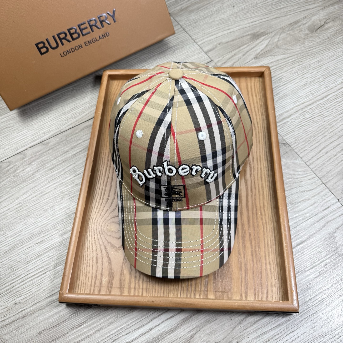 。B家。【配防尘袋】新品棒球帽！材质：纯棉！透气性好！春天挡风，夏天防晒必备单品！颜色大气！款式新颖别致