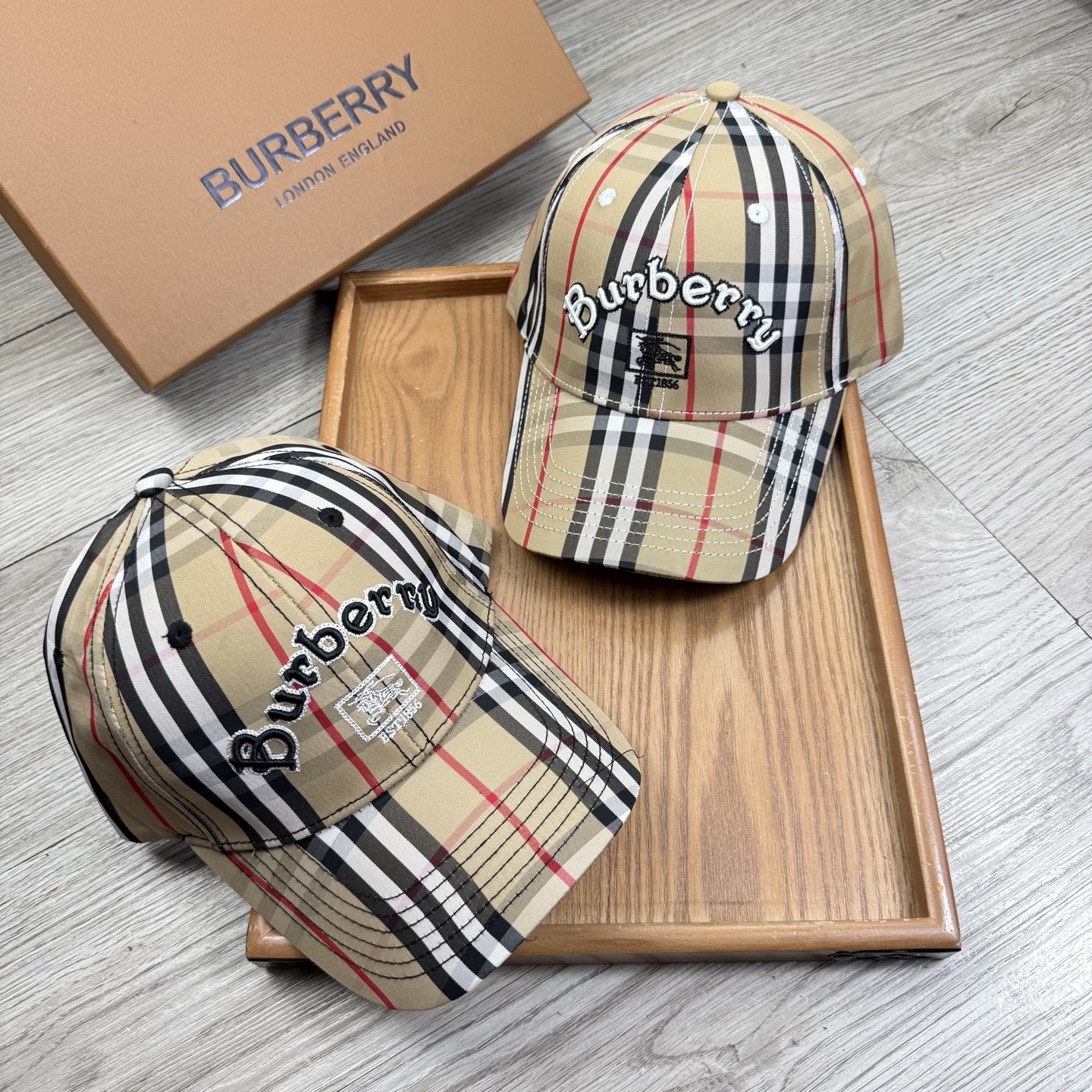 。B家。【配防尘袋】新品棒球帽！材质：纯棉！透气性好！春天挡风，夏天防晒必备单品！颜色大气！款式新颖别致