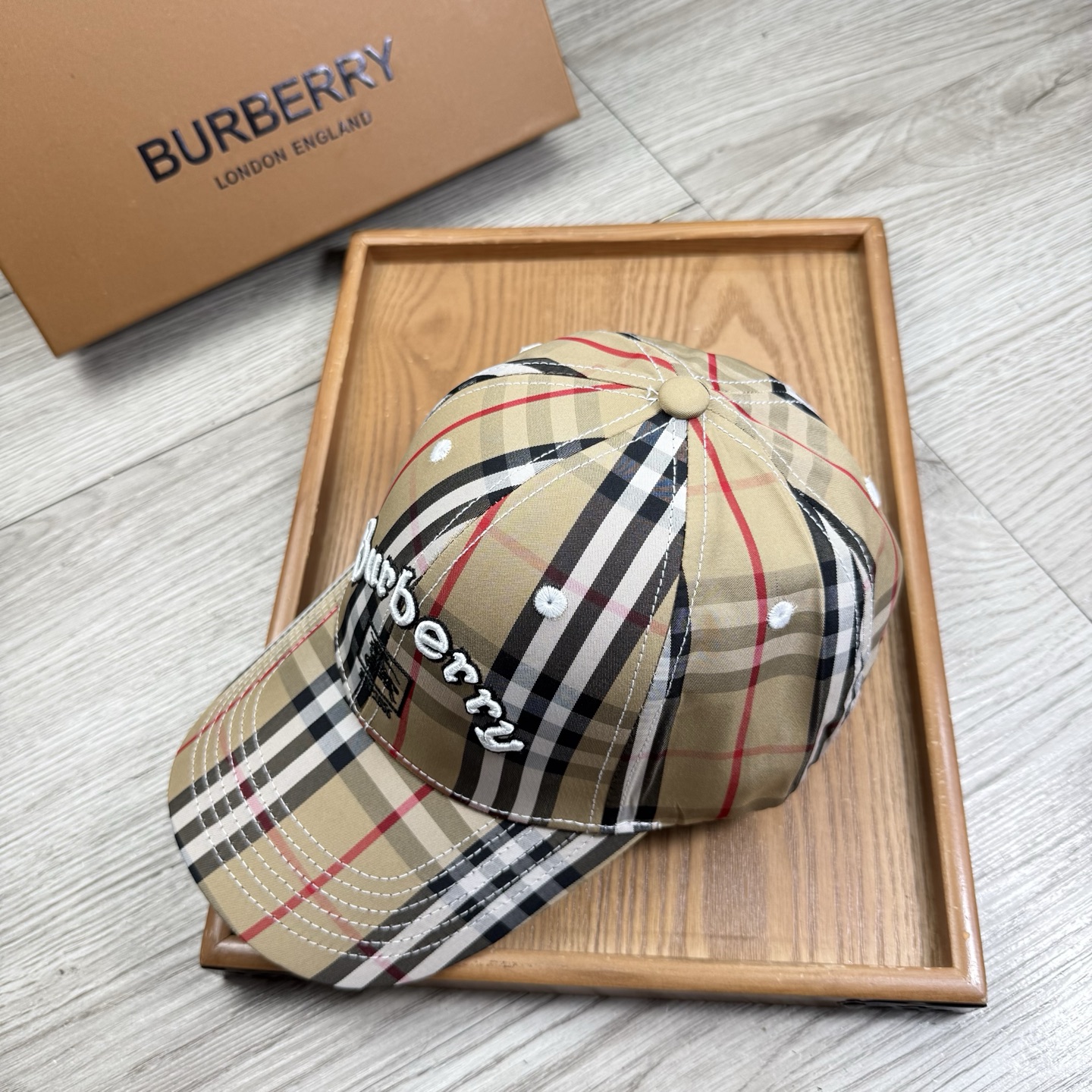 。B家。【配防尘袋】新品棒球帽！材质：纯棉！透气性好！春天挡风，夏天防晒必备单品！颜色大气！款式新颖别致