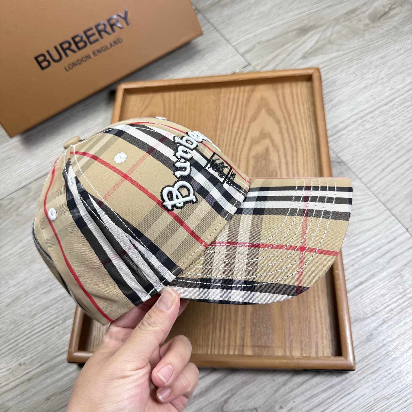 。B家。【配防尘袋】新品棒球帽！材质：纯棉！透气性好！春天挡风，夏天防晒必备单品！颜色大气！款式新颖别致